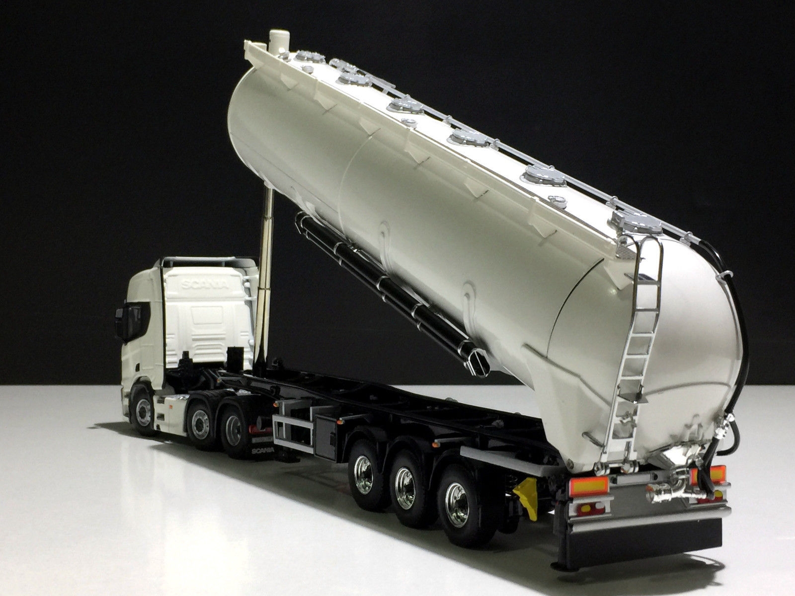 1/50 Scania NG Highline 6X2 + Tanker Dorseli Tır Çekici
