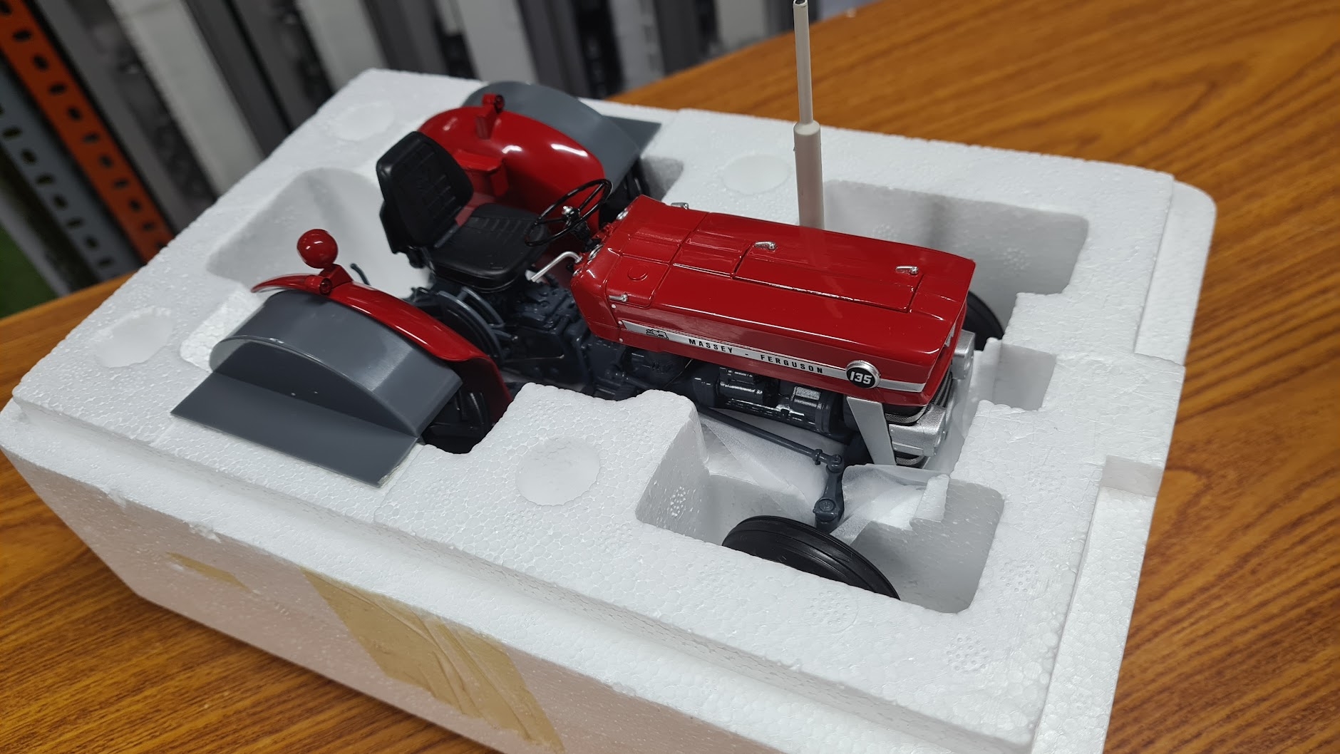 1/16 ölçekli - Massey Ferguson  MF135 - Traktör