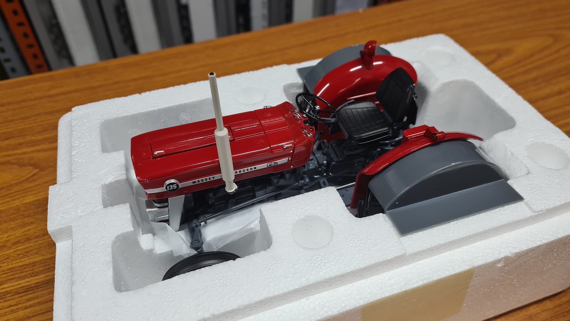 1/16 ölçekli - Massey Ferguson  MF135 - Traktör