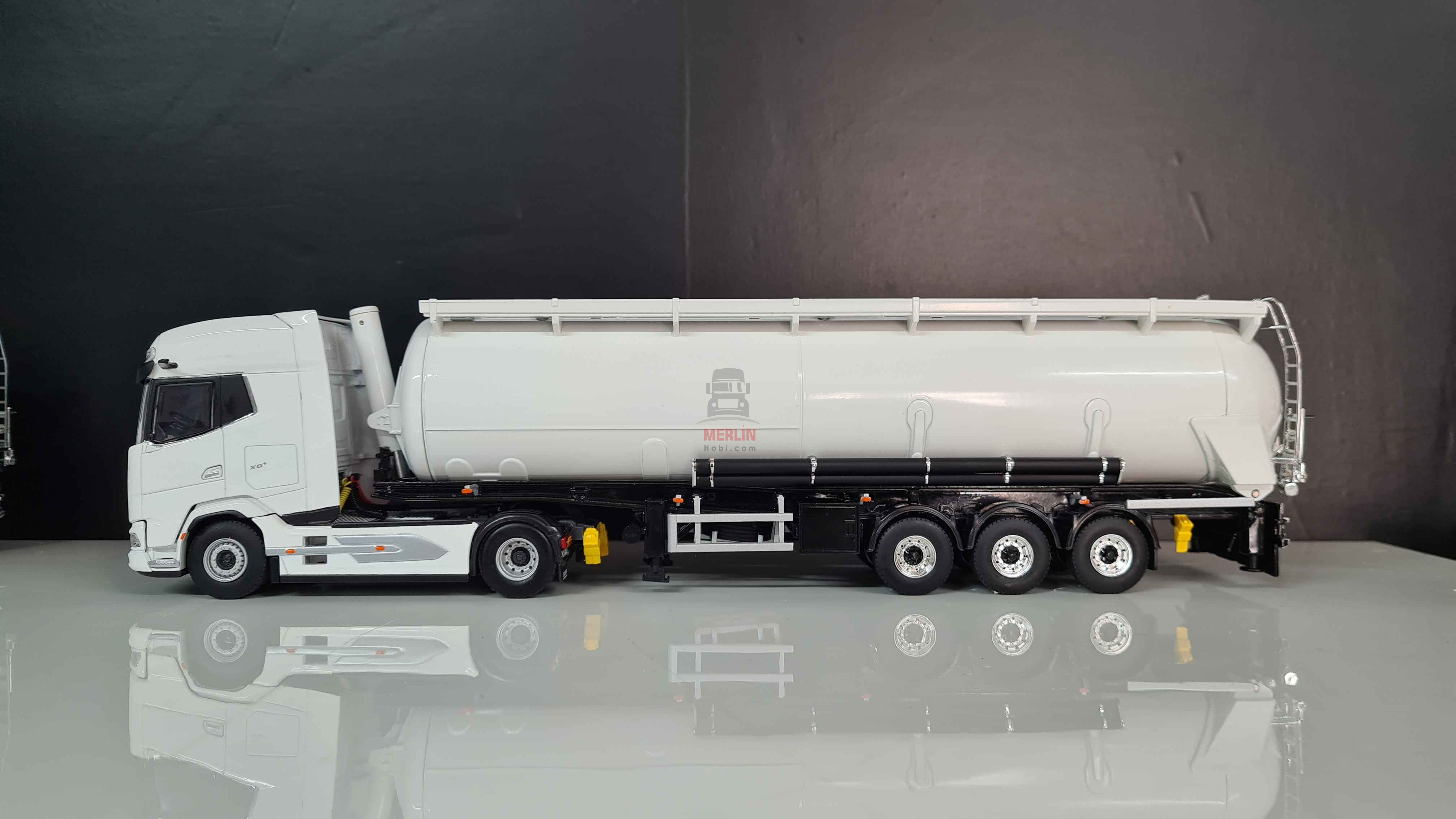 1/50 Daf XG Plus 4x2  + Tanker Dorseli  Tır Çekici