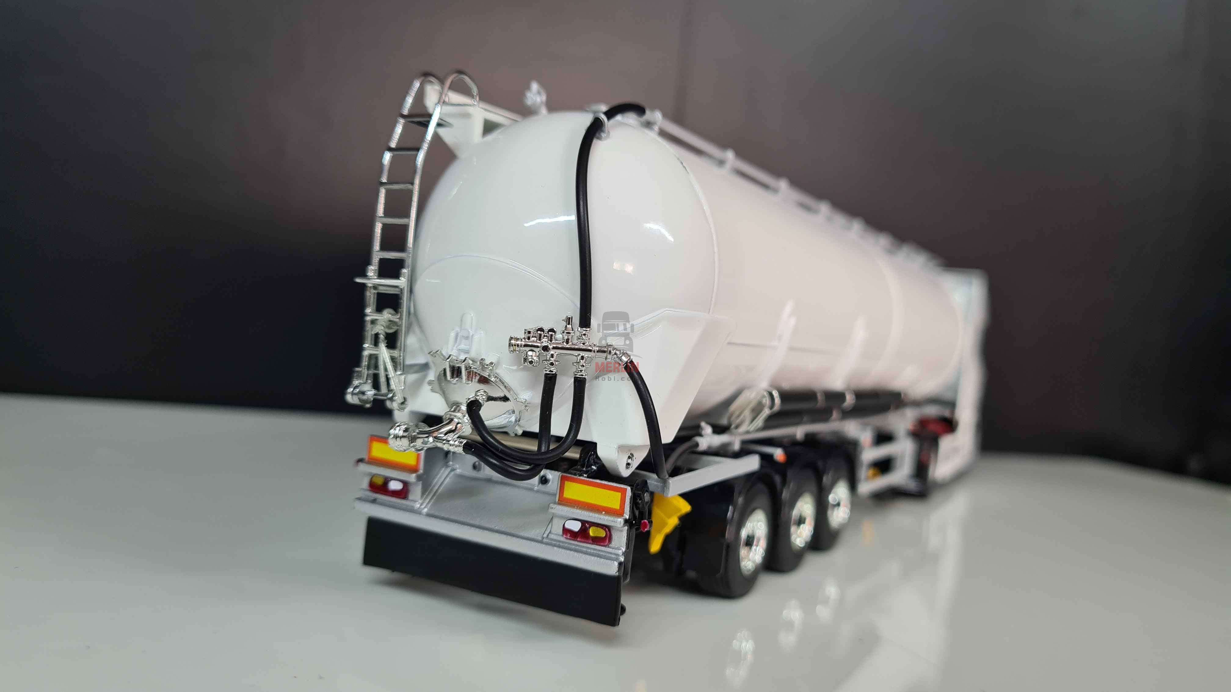 1/50 Daf XG Plus 4x2  + Tanker Dorseli  Tır Çekici