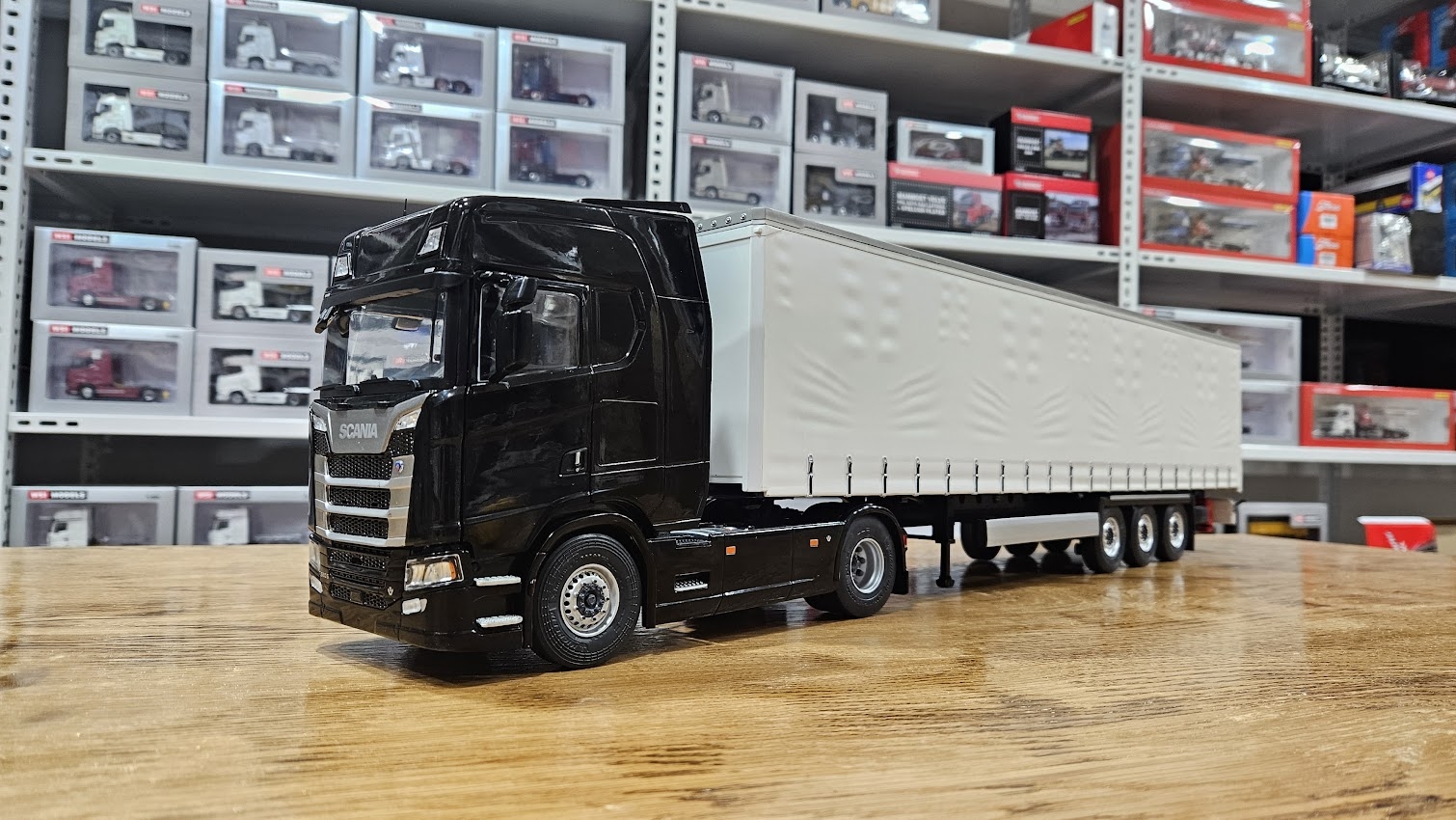 1/24 Scania 580S HIGHLINE  Siyah + Tenteli Dorse – 2023 Tır Çekici