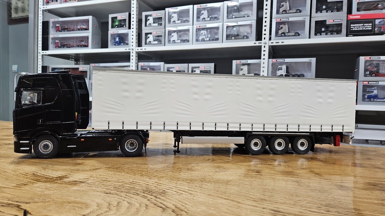 1/24 Scania 580S HIGHLINE  Siyah + Tenteli Dorse – 2023 Tır Çekici