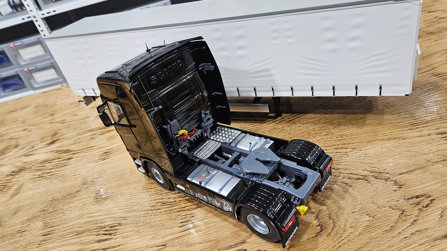 1/24 Scania 580S HIGHLINE  Siyah + Tenteli Dorse – 2023 Tır Çekici