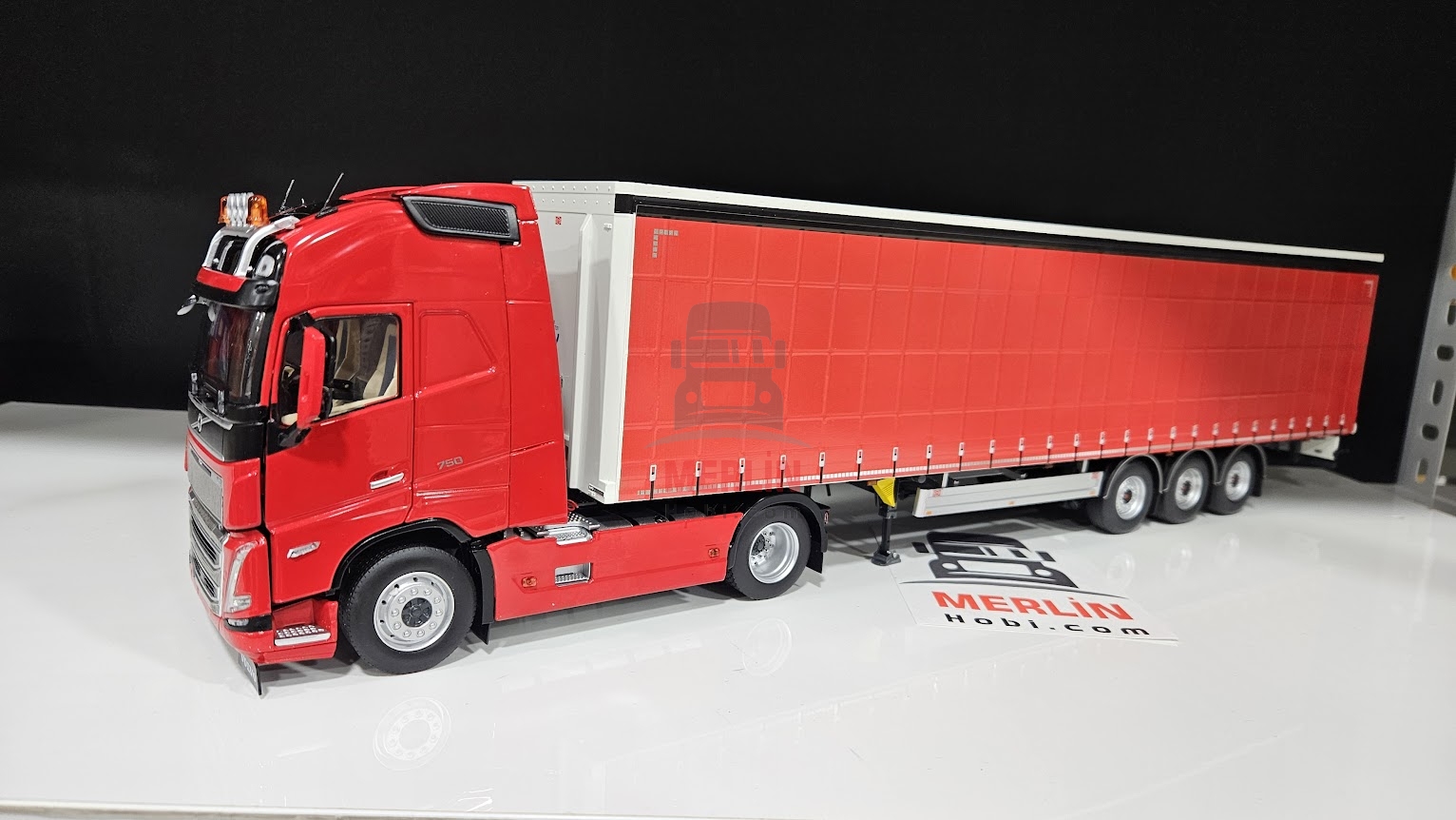 1/32 Marge Volvo FH5 4x2 + Tent Trailer Red Colour - Merlin Hobi