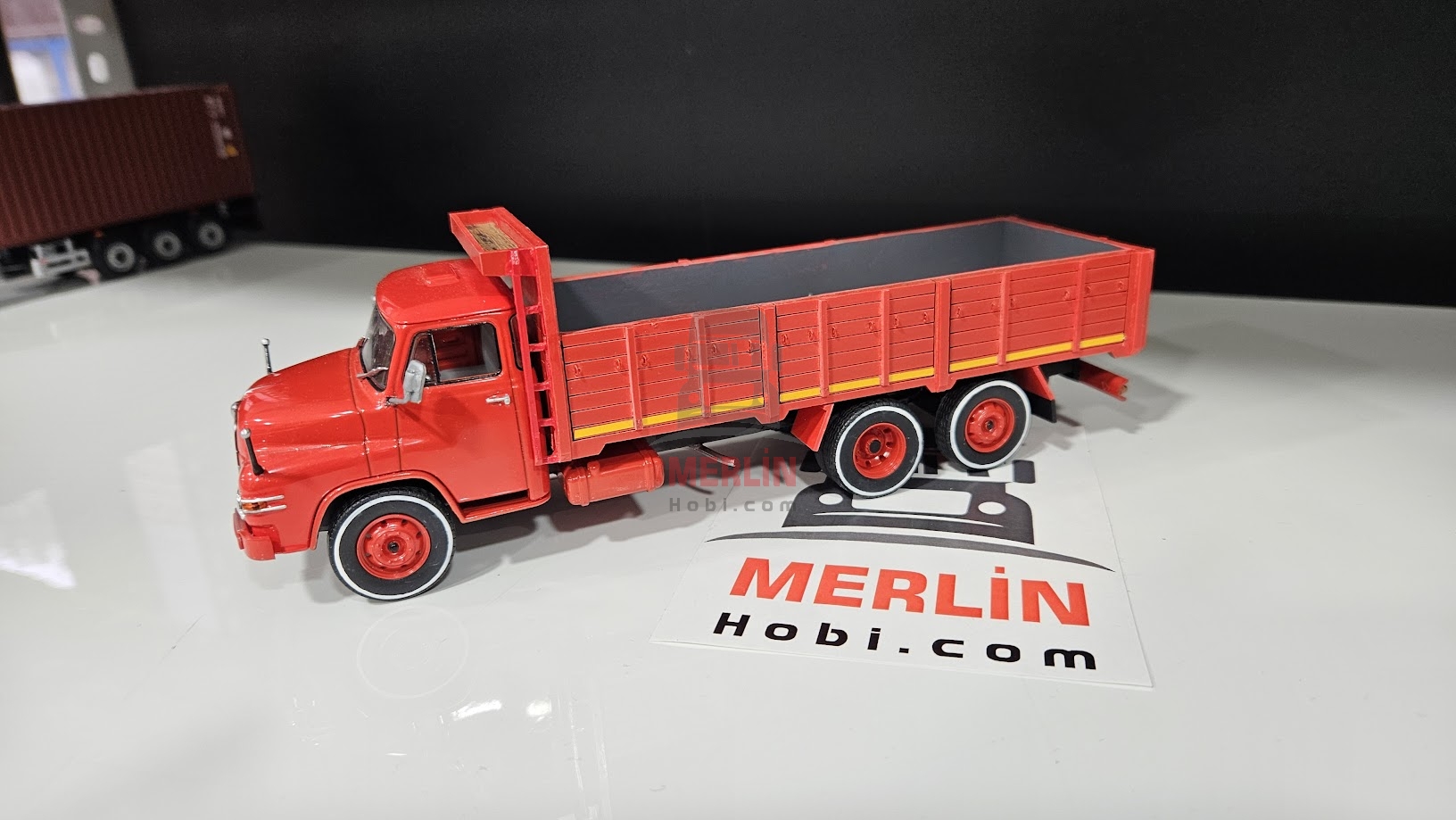 1/43 MAN HN520 Kamyon Düşük Kasalı Kırmızı Renk