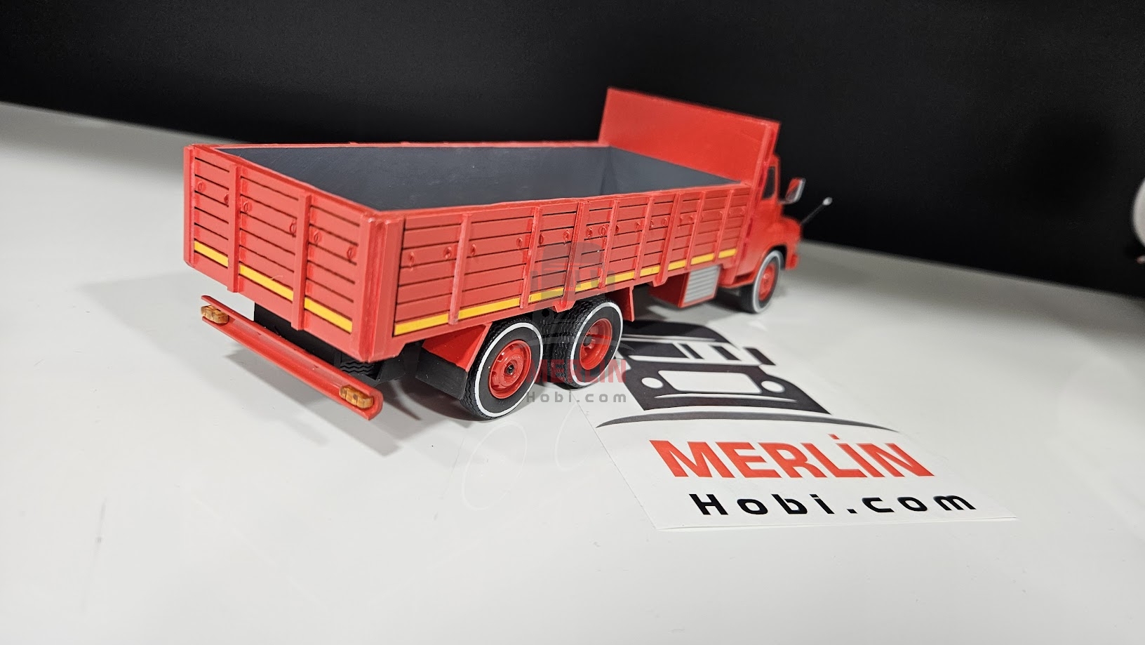 1/43 MAN HN520 Kamyon Düşük Kasalı Kırmızı Renk