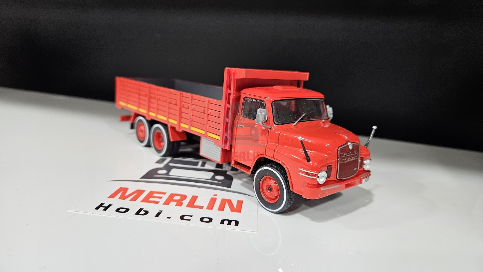 1/43 MAN HN520 Kamyon Düşük Kasalı Kırmızı Renk