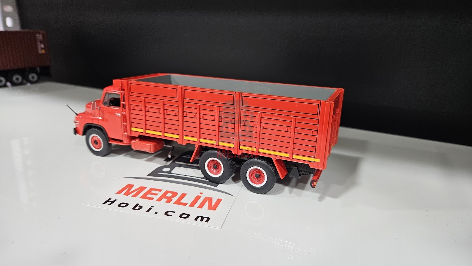 1/43 MAN HN520 Kamyon Yüksek Kasalı Kırmızı Renk