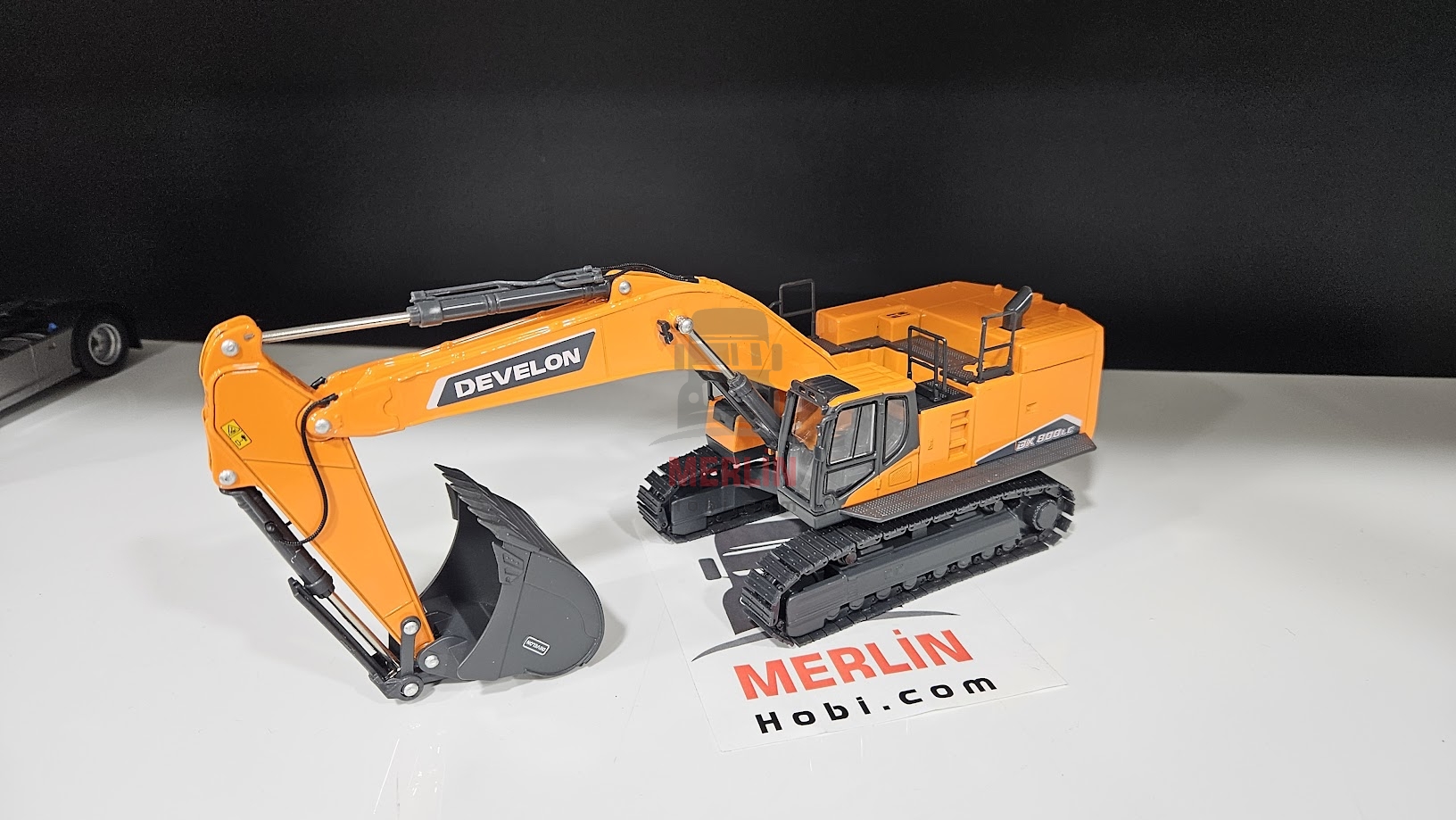 1/50 Develon DX800LC Crawler Excavator - Merlin Hobi