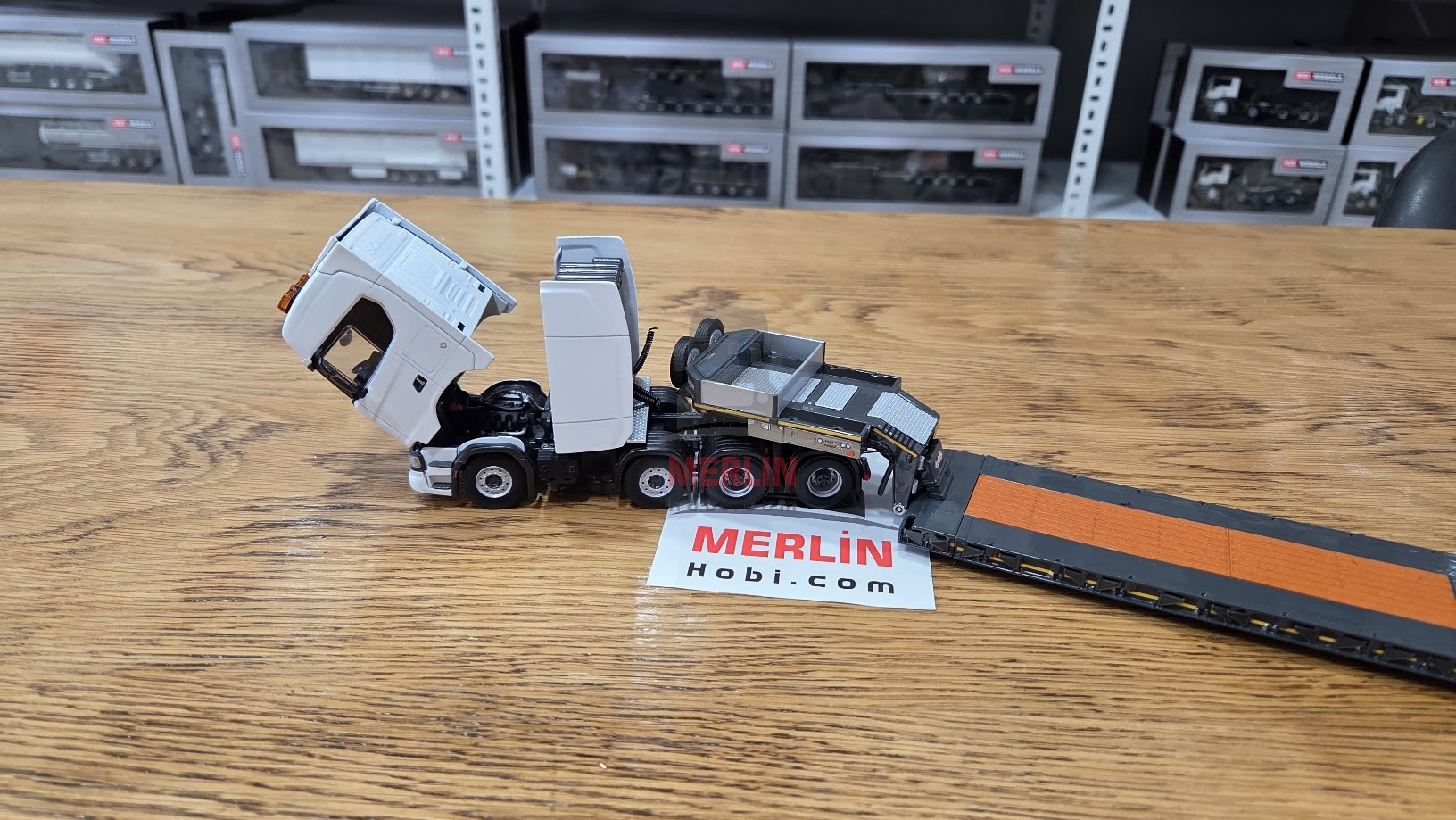 1/50 Scania NEXTGEN S 8X4 Highline + SEMI LOWLOADER 4 AXLE BROSHUIS Lowbed