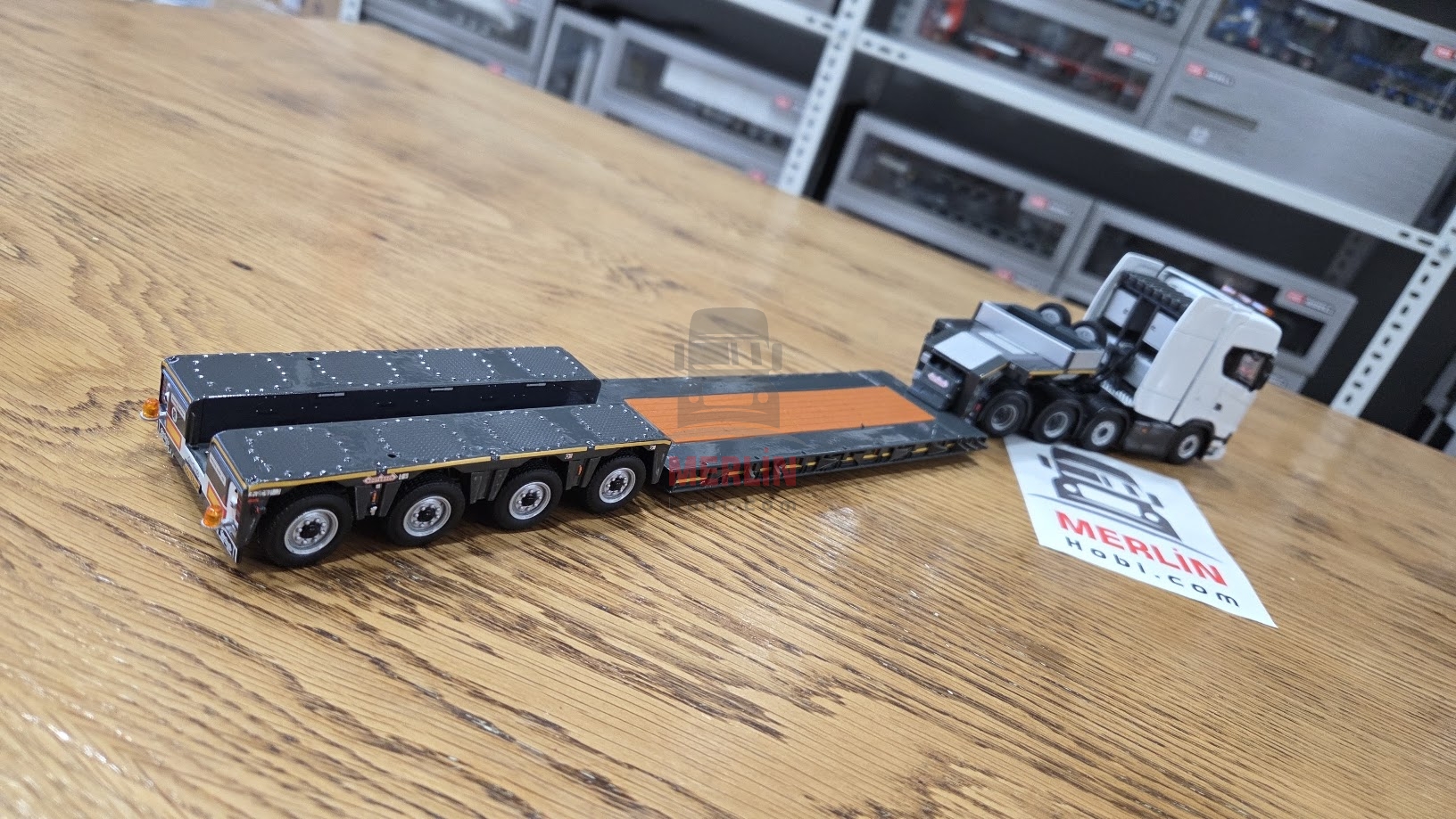 1/50 Scania NEXTGEN S 8X4 Highline + SEMI LOWLOADER 4 AXLE BROSHUIS Lowbed