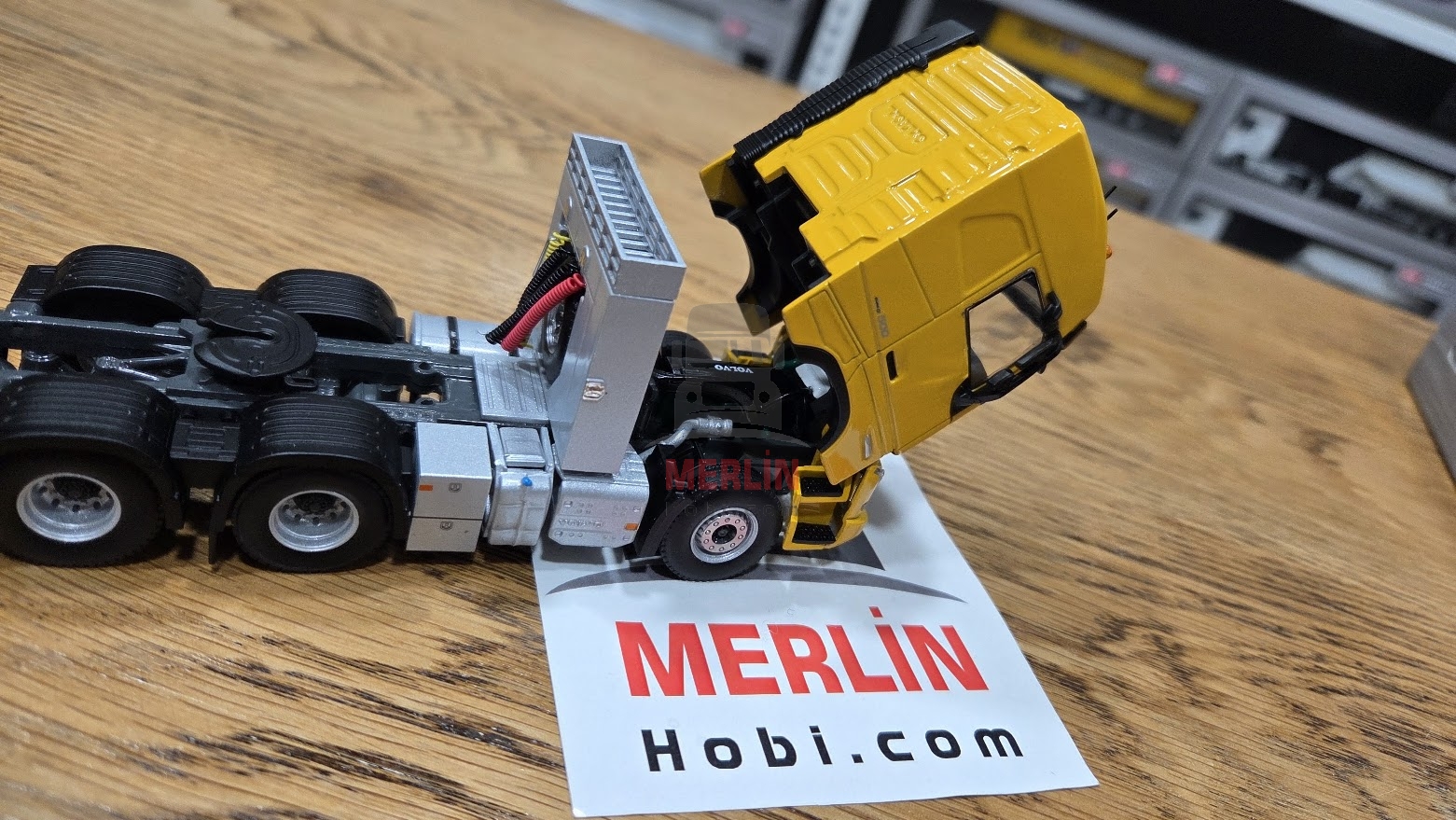 1/50  VOLVO FH5 GLOBETROTTER 6X2 TAG AXLE 