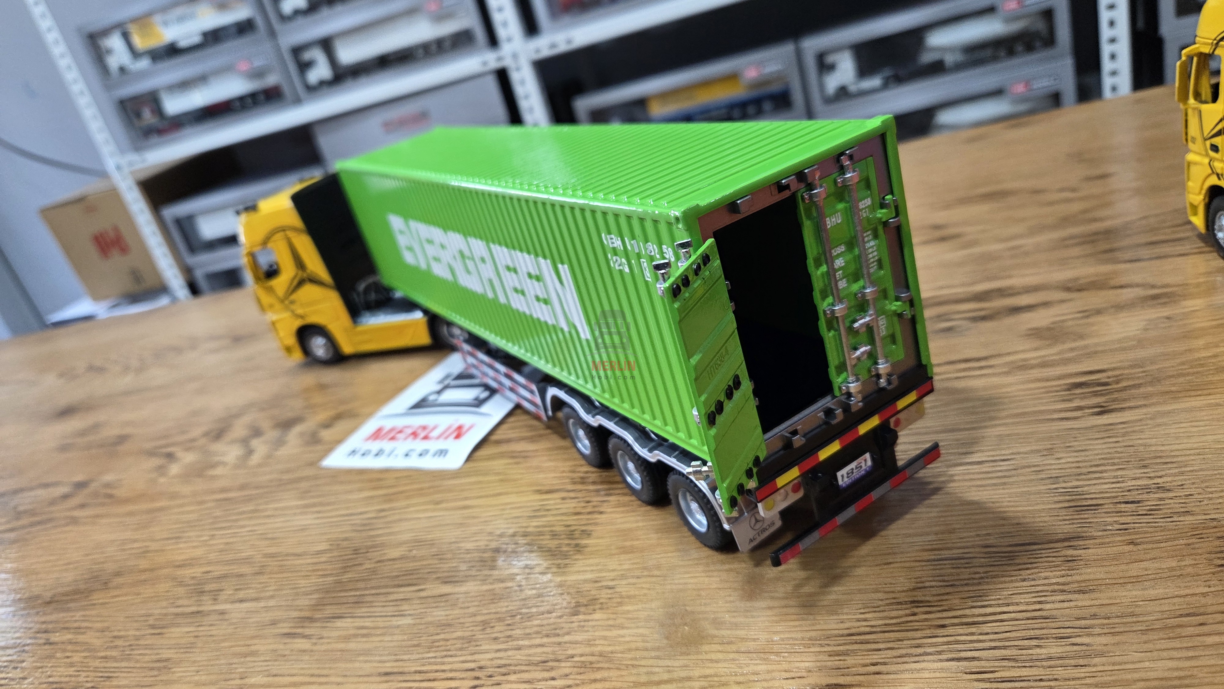 1/36 ölçekli Actros 1851 4x2 + 40ft Konteyner Dorseli - EVERGREEN