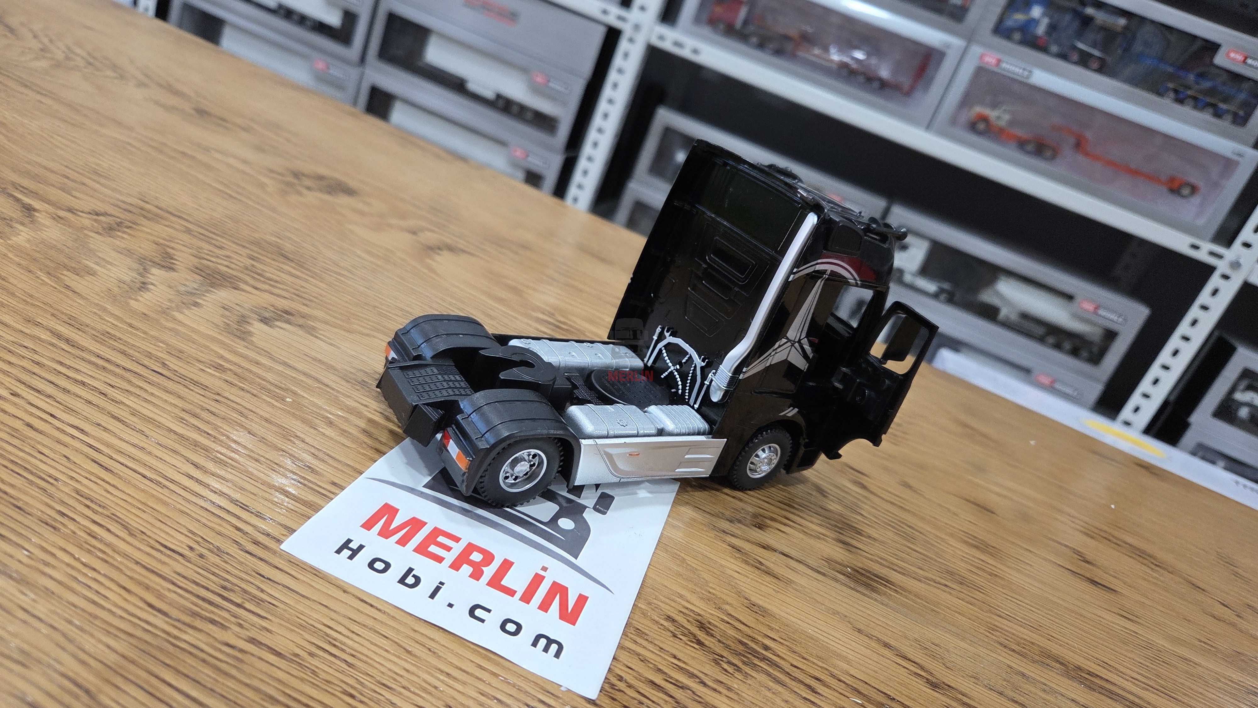 1/36 ölçekli Actros 1851 4x2 - Siyah Renk