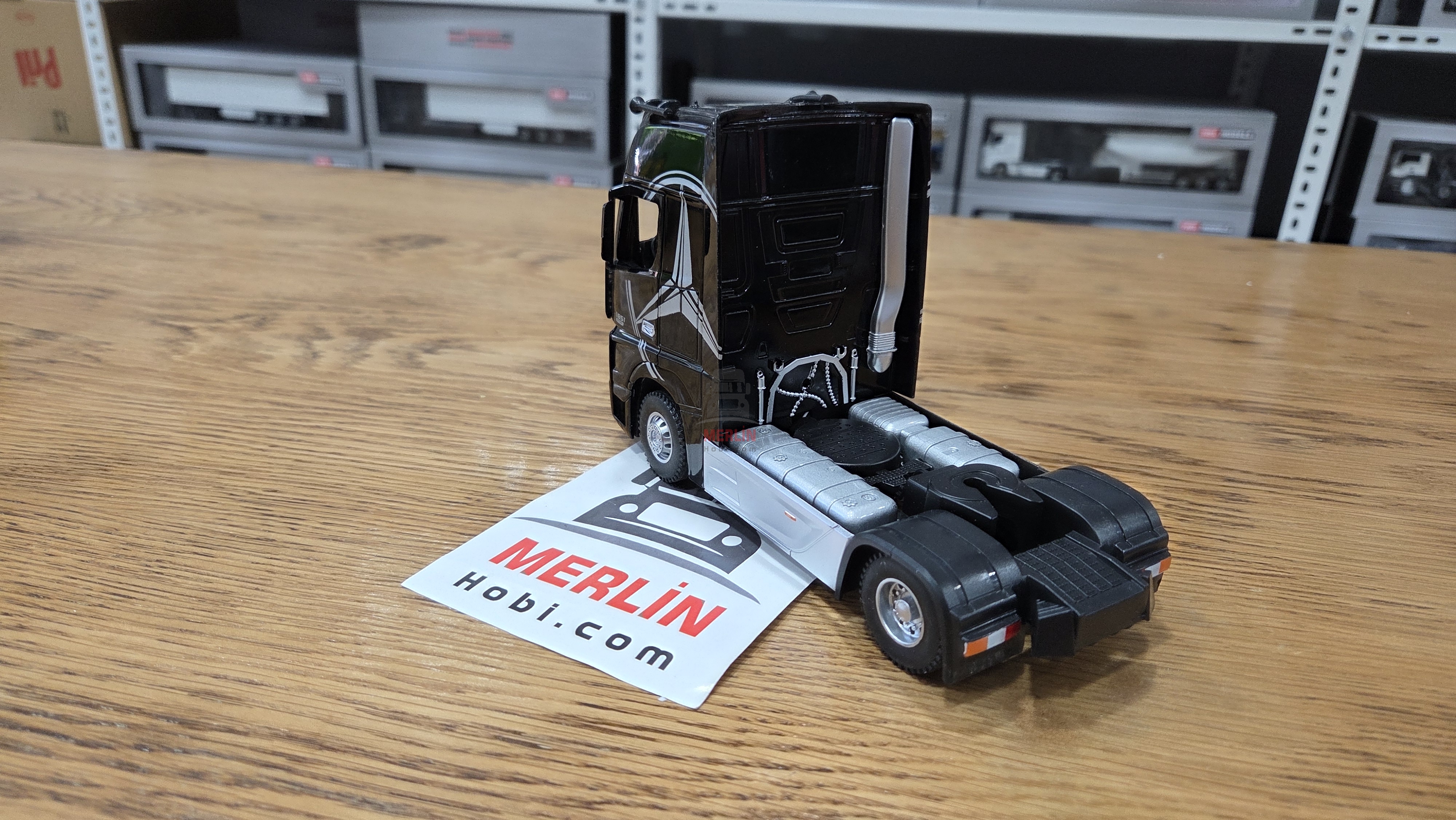 1/36 ölçekli Actros 1851 4x2 - Siyah Renk