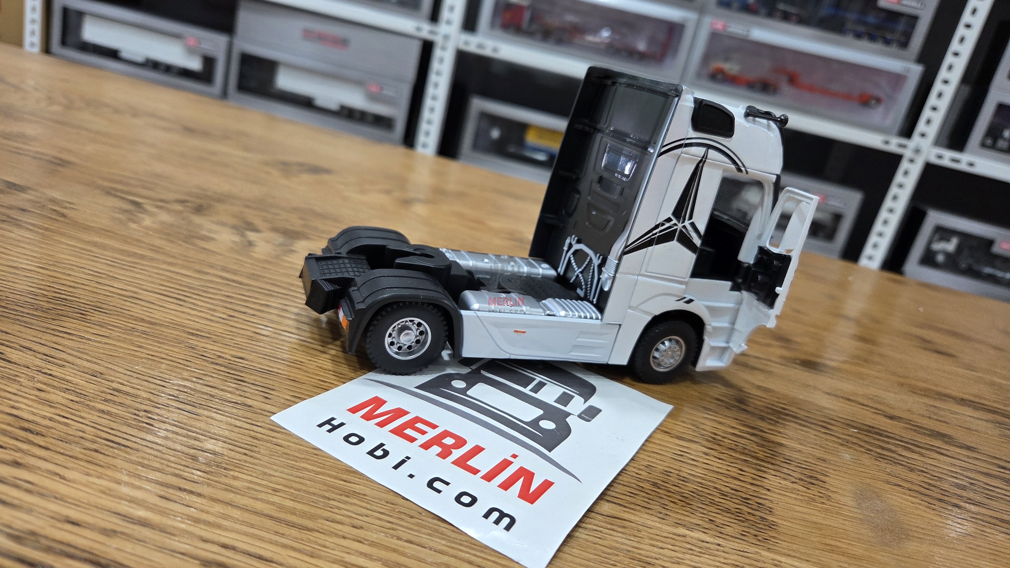 1/36 ölçekli Actros 1851 4x2 - Beyaz Renk