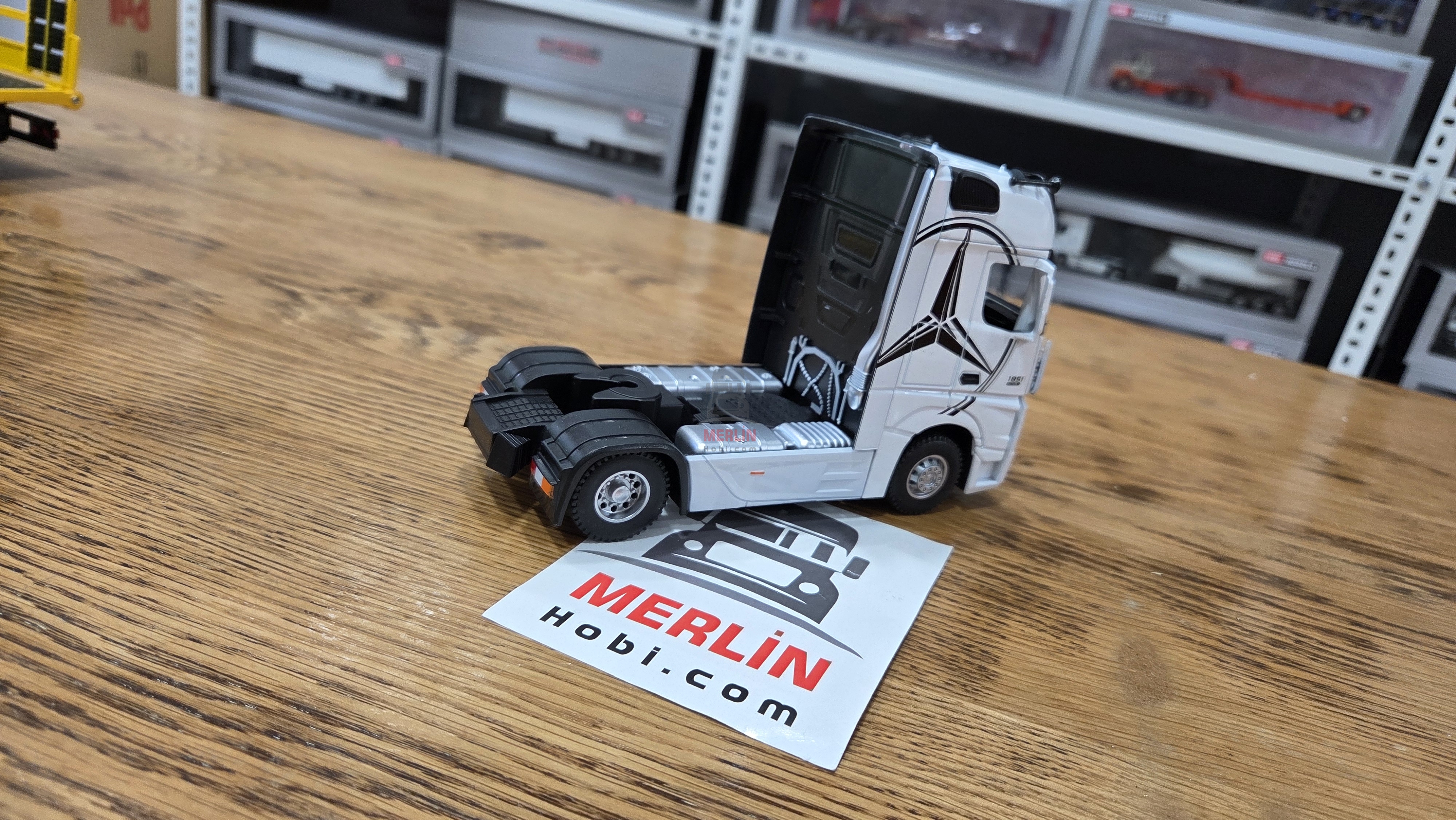 1/36 ölçekli Actros 1851 4x2 - Beyaz Renk