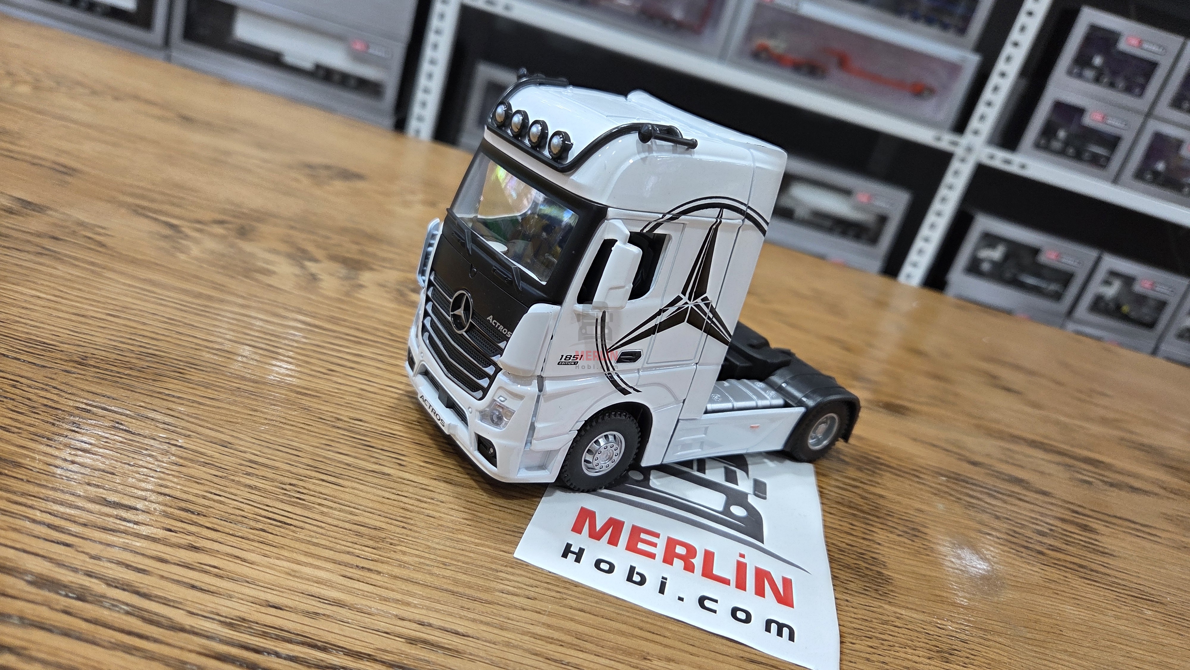 1/36 ölçekli Actros 1851 4x2 - Beyaz Renk