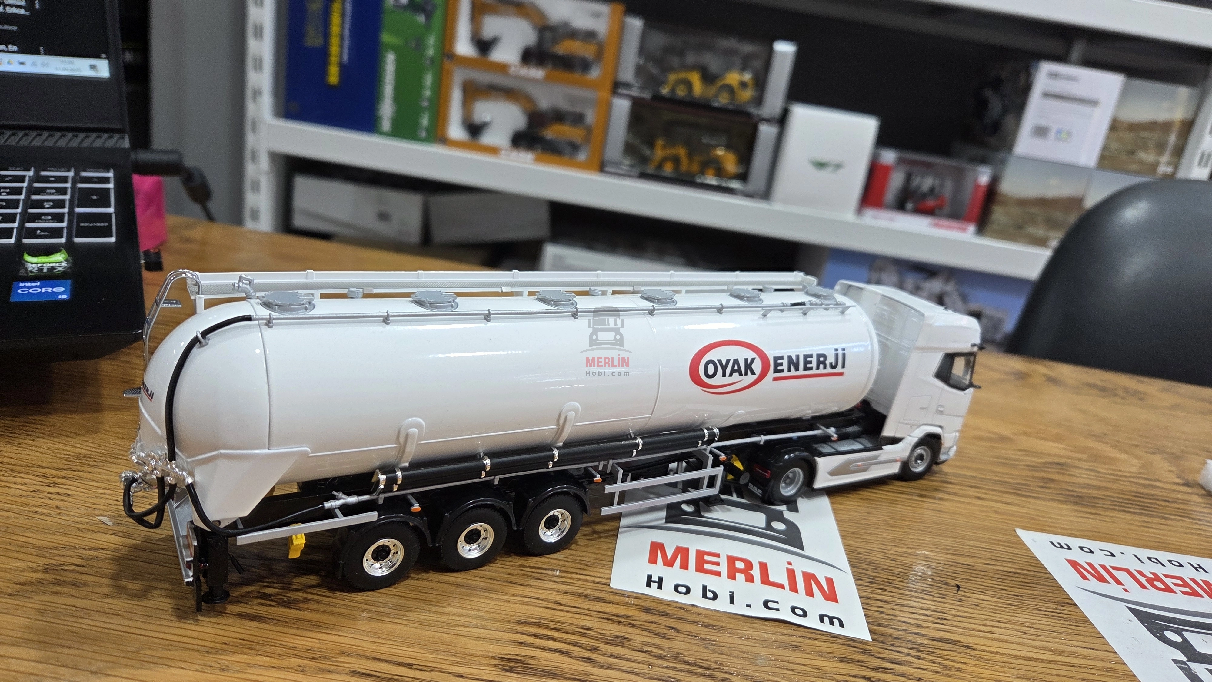 1/50 Ölçekli Logolu Araç Seçenekleri