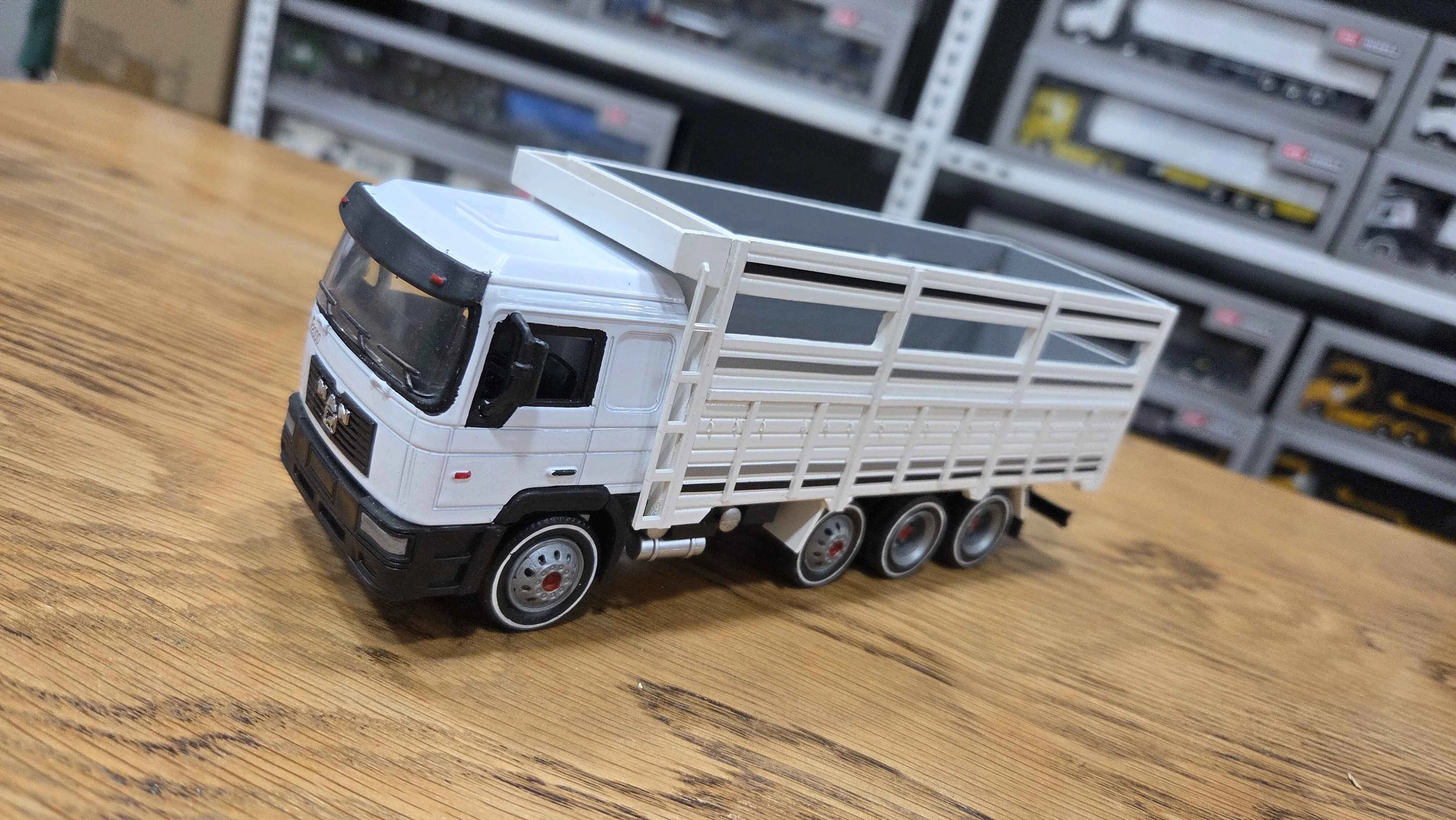 1/43 MAN F2000 8x4 Kırkayak Kamyon Sebze Kasalı Beyaz Renk