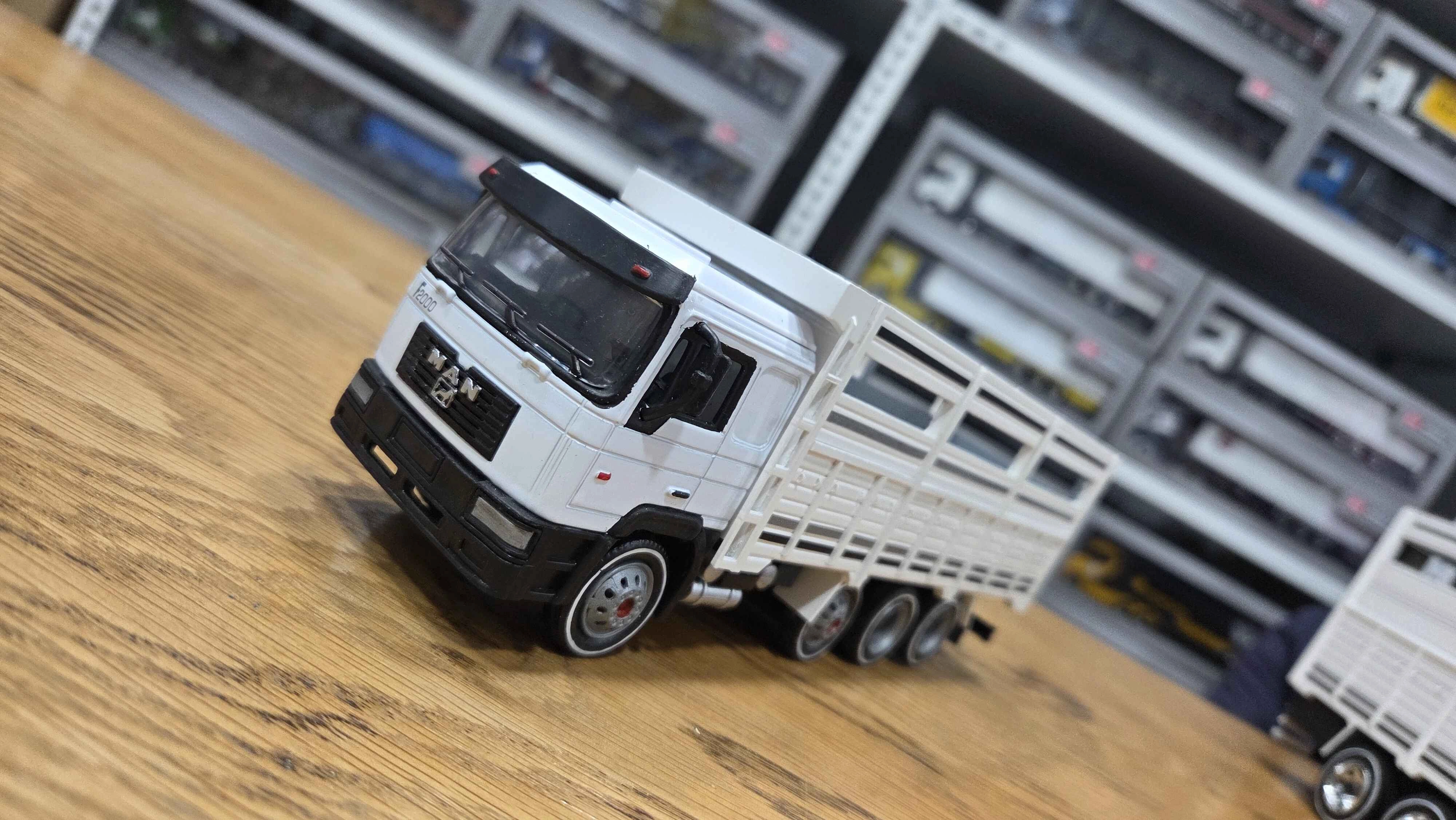 1/43 MAN F2000 8x4 Kırkayak Kamyon Sebze Kasalı Beyaz Renk