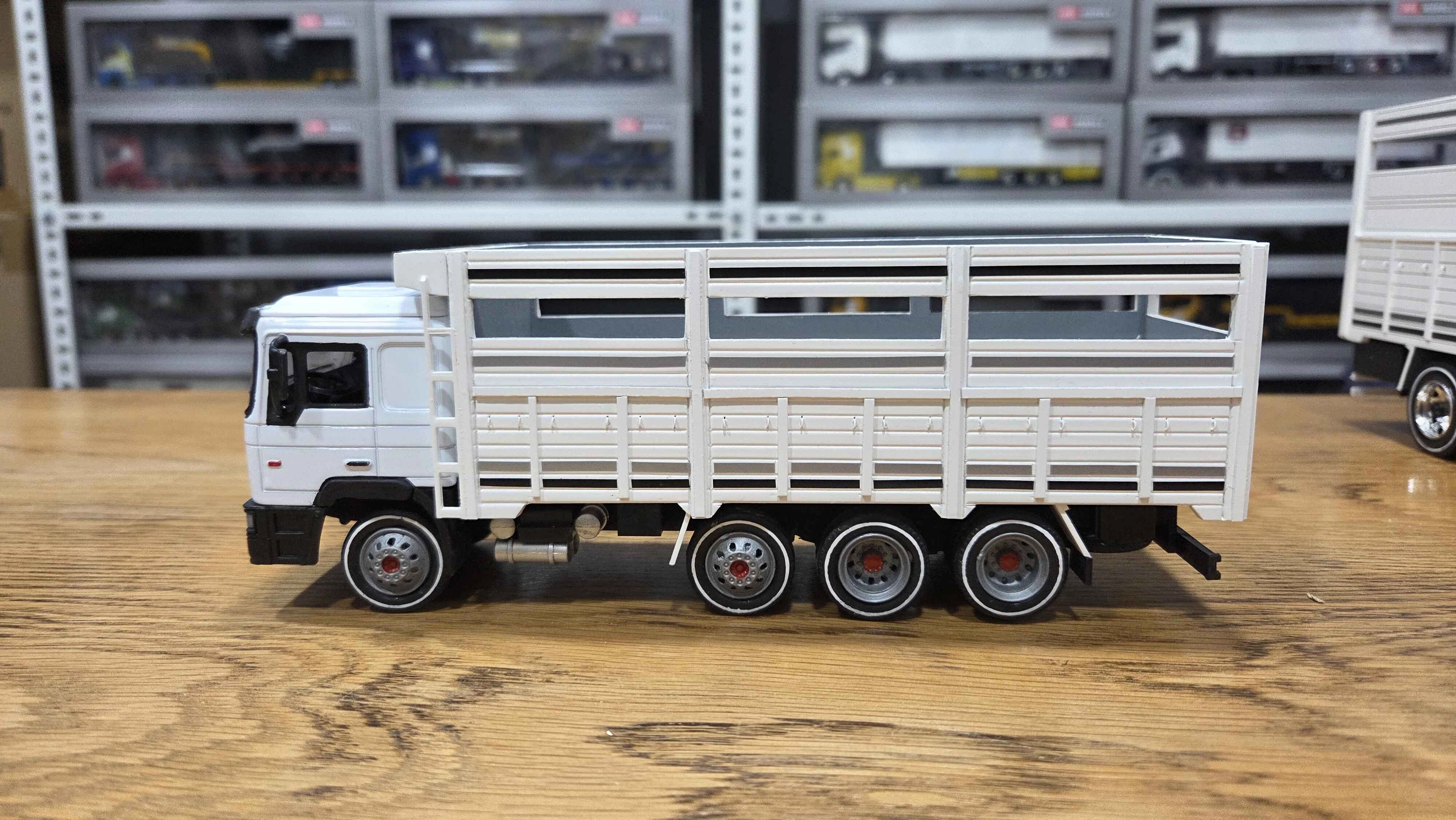 1/43 MAN F2000 8x4 Kırkayak Kamyon Sebze Kasalı Beyaz Renk