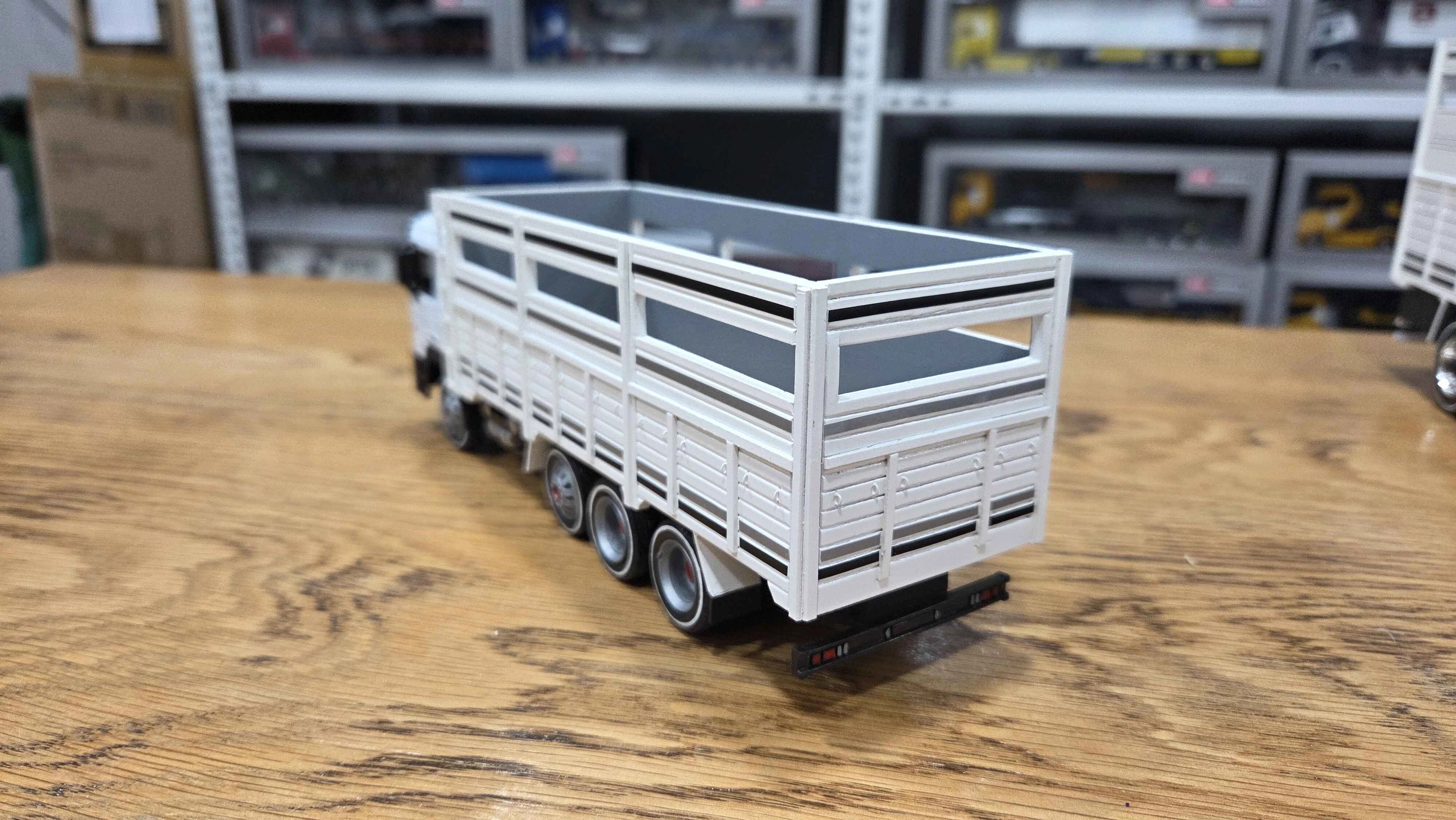 1/43 MAN F2000 8x4 Kırkayak Kamyon Sebze Kasalı Beyaz Renk