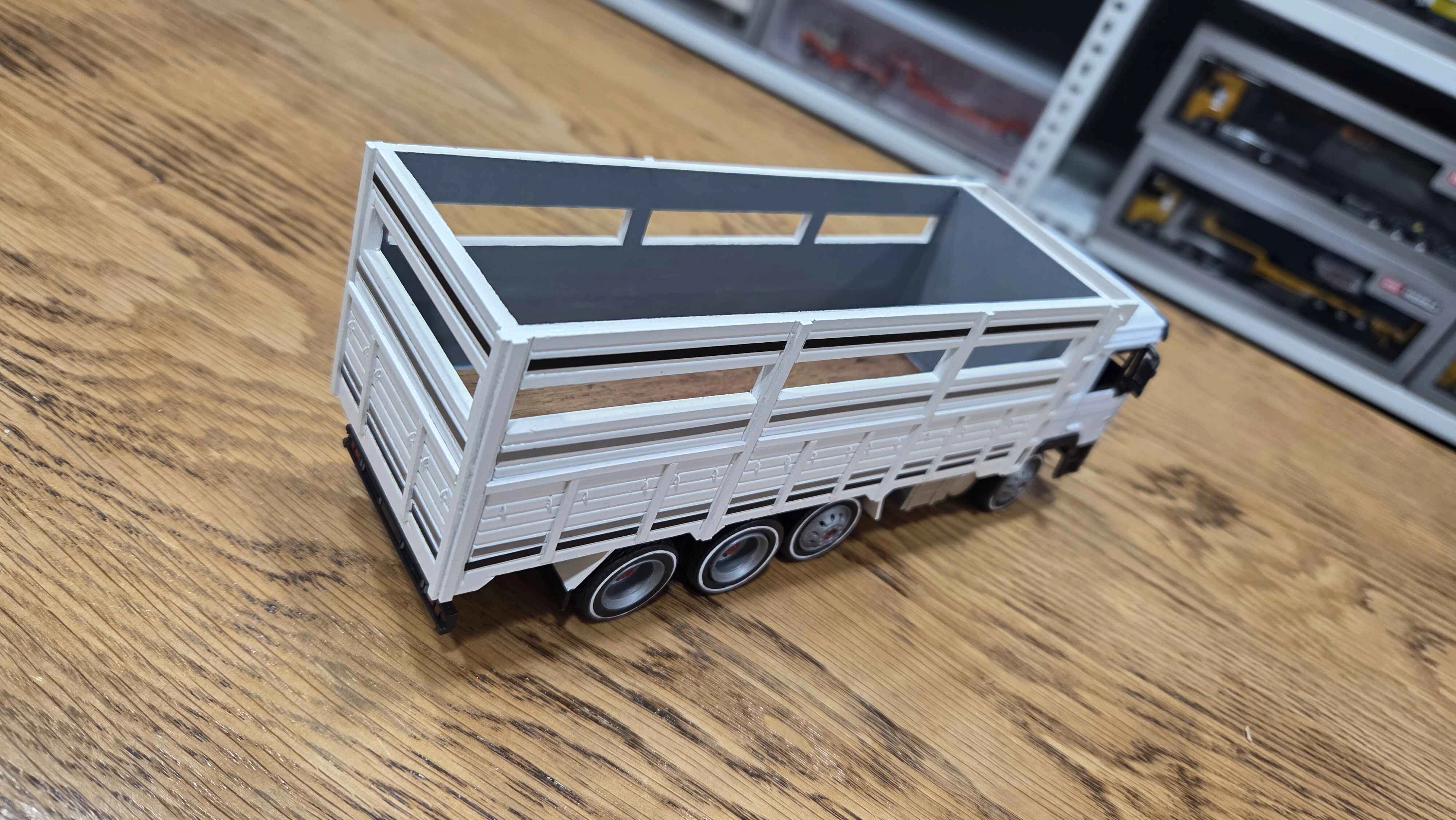 1/43 MAN F2000 8x4 Kırkayak Kamyon Sebze Kasalı Beyaz Renk