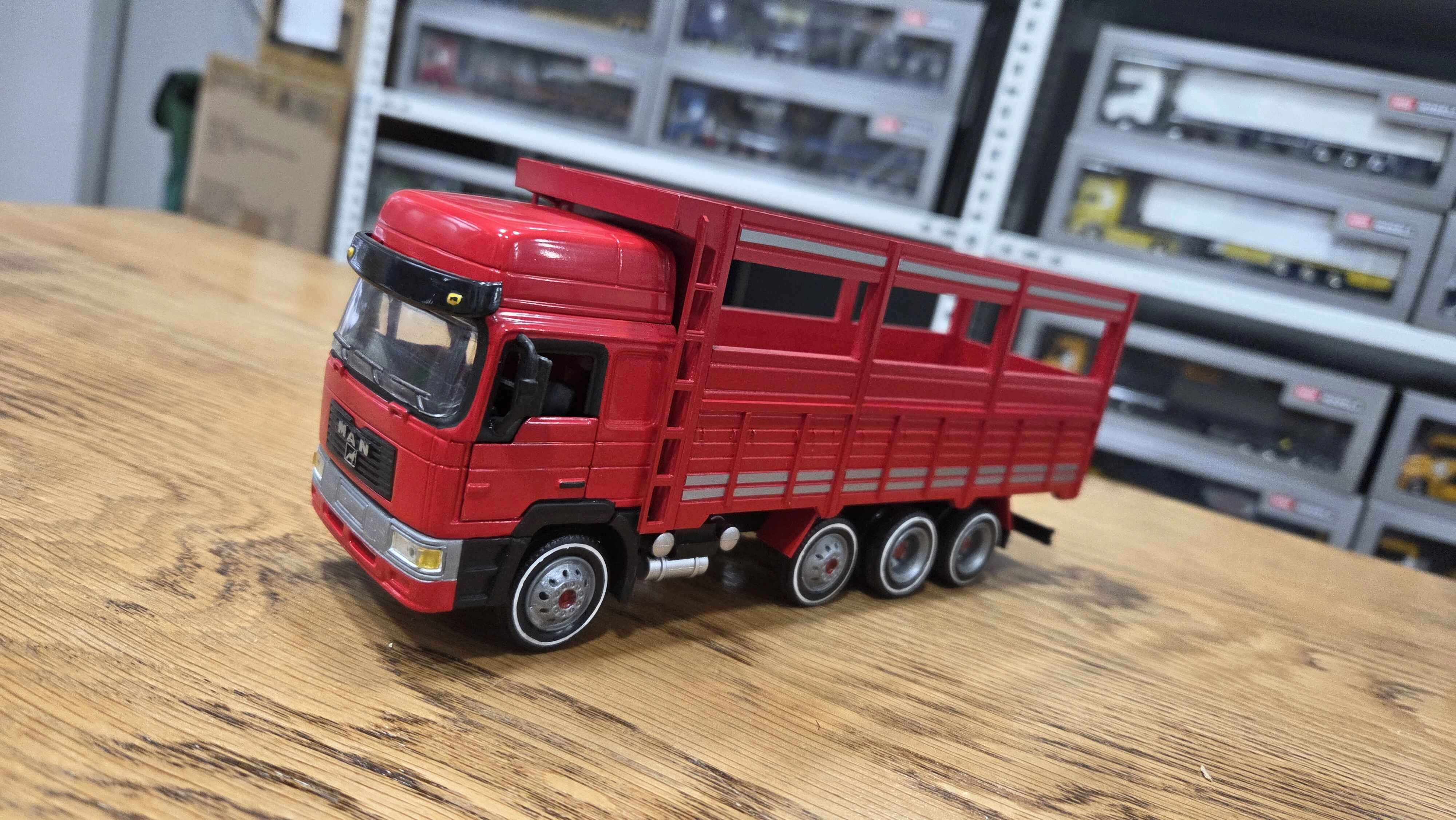 1/43 MAN F2000 8x4 Kırkayak Kamyon Sebze Kasalı Kırmızı Renk