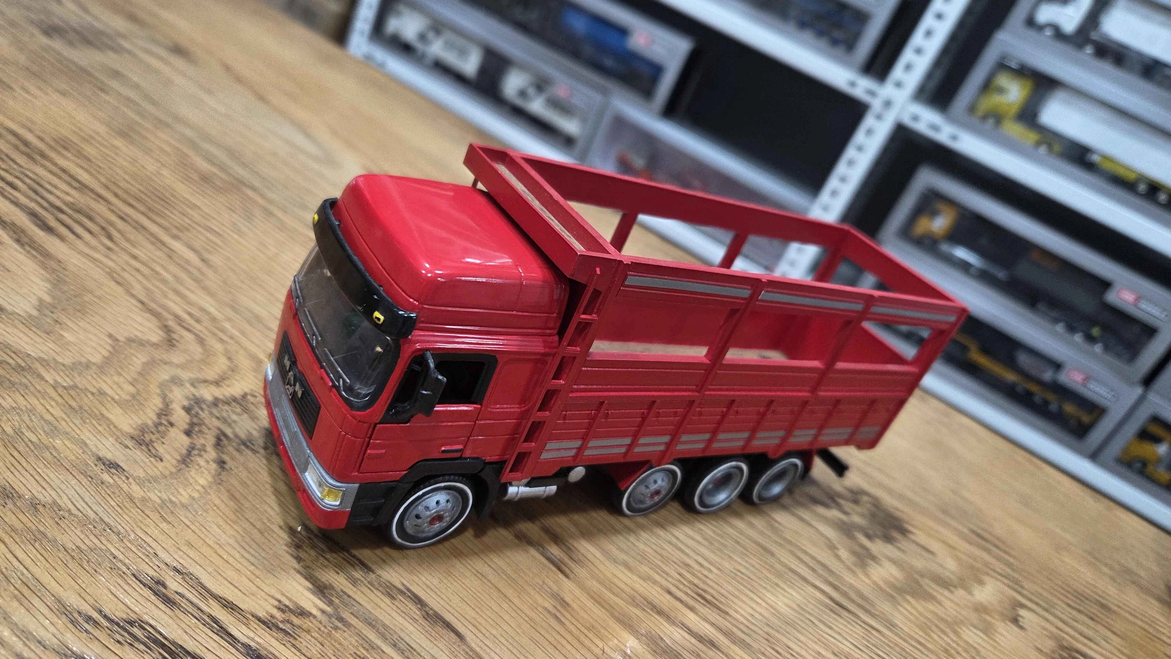 1/43 MAN F2000 8x4 Kırkayak Kamyon Sebze Kasalı Kırmızı Renk