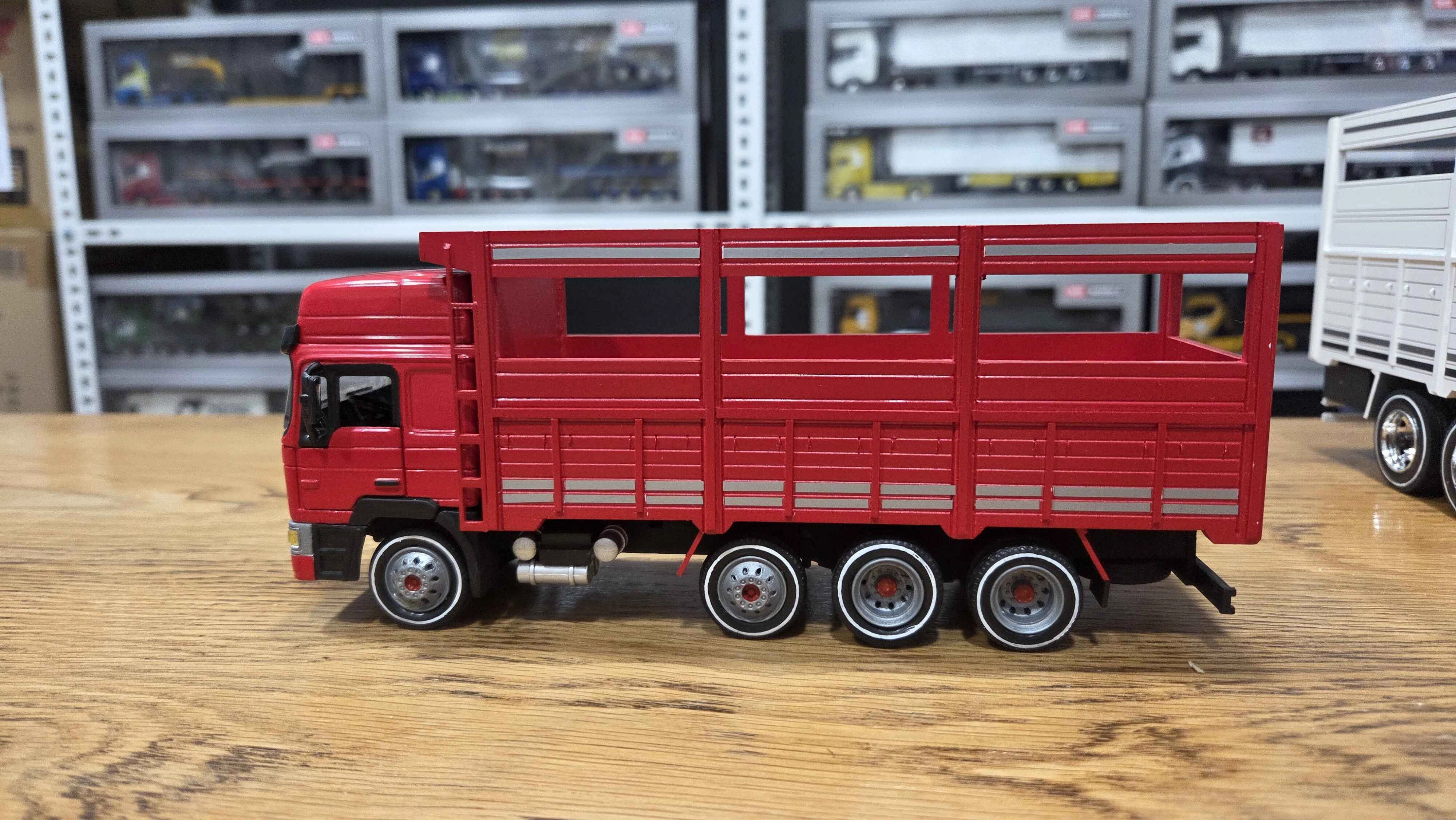 1/43 MAN F2000 8x4 Kırkayak Kamyon Sebze Kasalı Kırmızı Renk