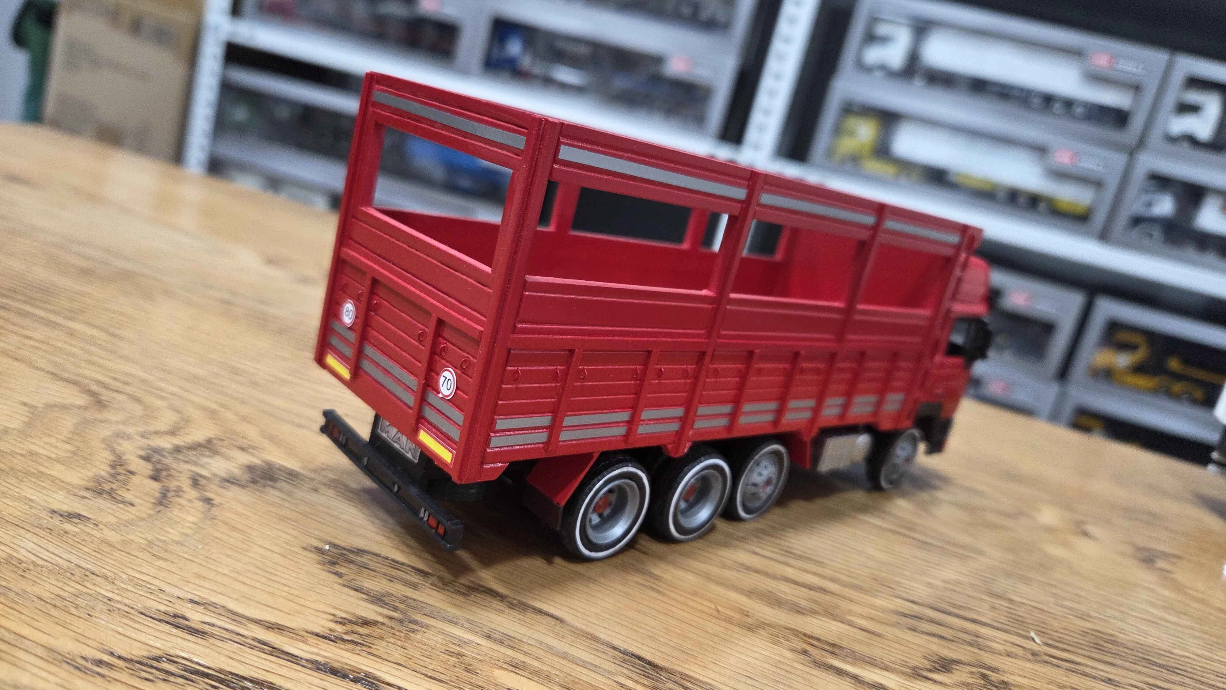 1/43 MAN F2000 8x4 Kırkayak Kamyon Sebze Kasalı Kırmızı Renk