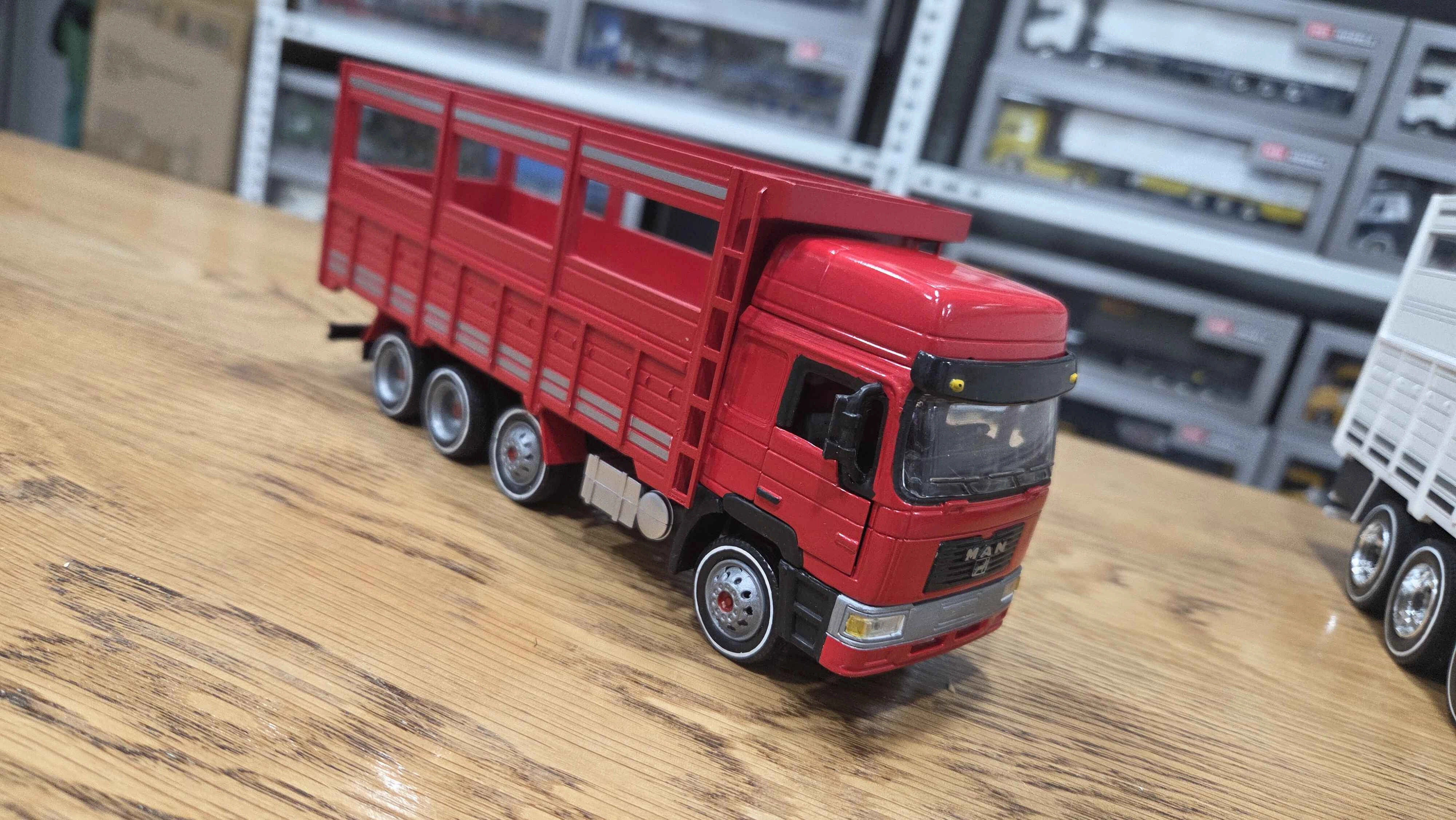 1/43 MAN F2000 8x4 Kırkayak Kamyon Sebze Kasalı Kırmızı Renk