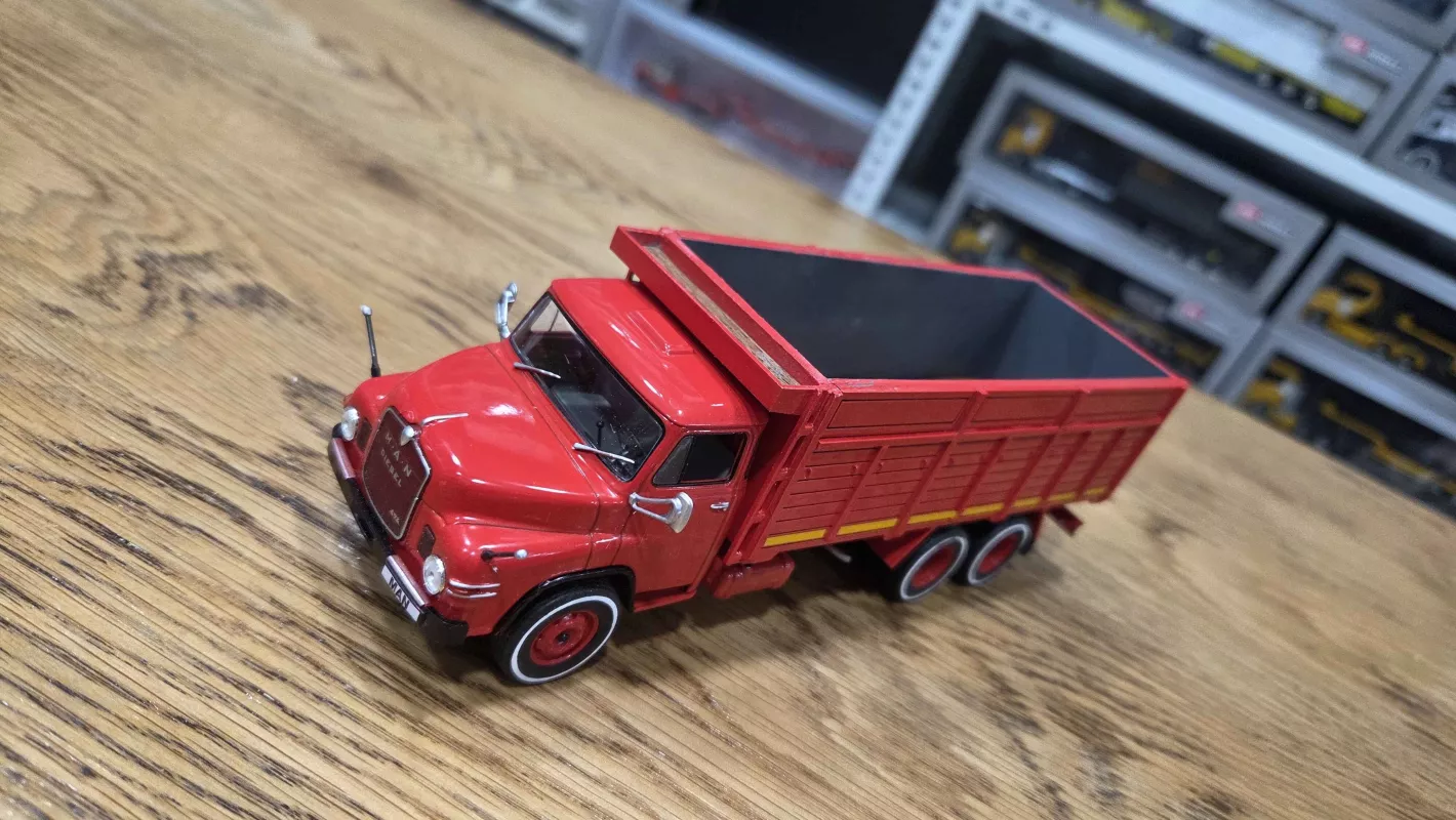 1/43 MAN HN520 Kamyon Yüksek Kasalı Kırmızı Renk
