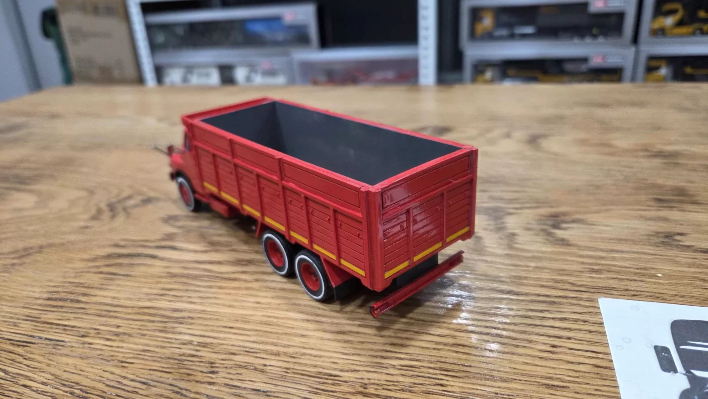 1/43 MAN HN520 Kamyon Yüksek Kasalı Kırmızı Renk