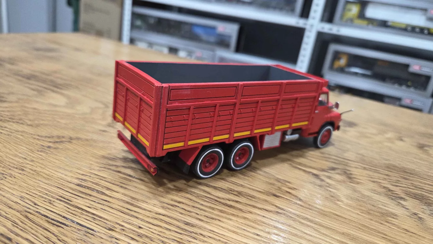 1/43 MAN HN520 Kamyon Yüksek Kasalı Kırmızı Renk