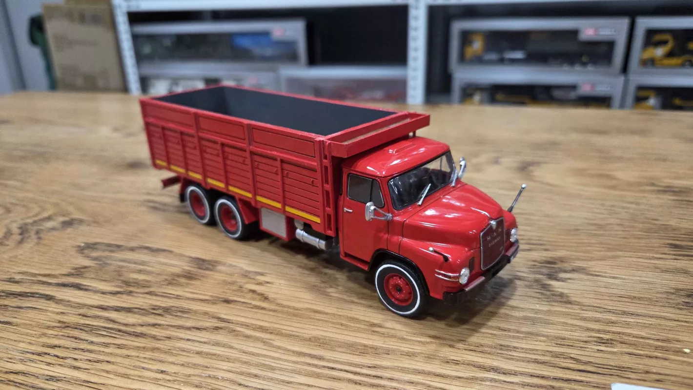 1/43 MAN HN520 Kamyon Yüksek Kasalı Kırmızı Renk