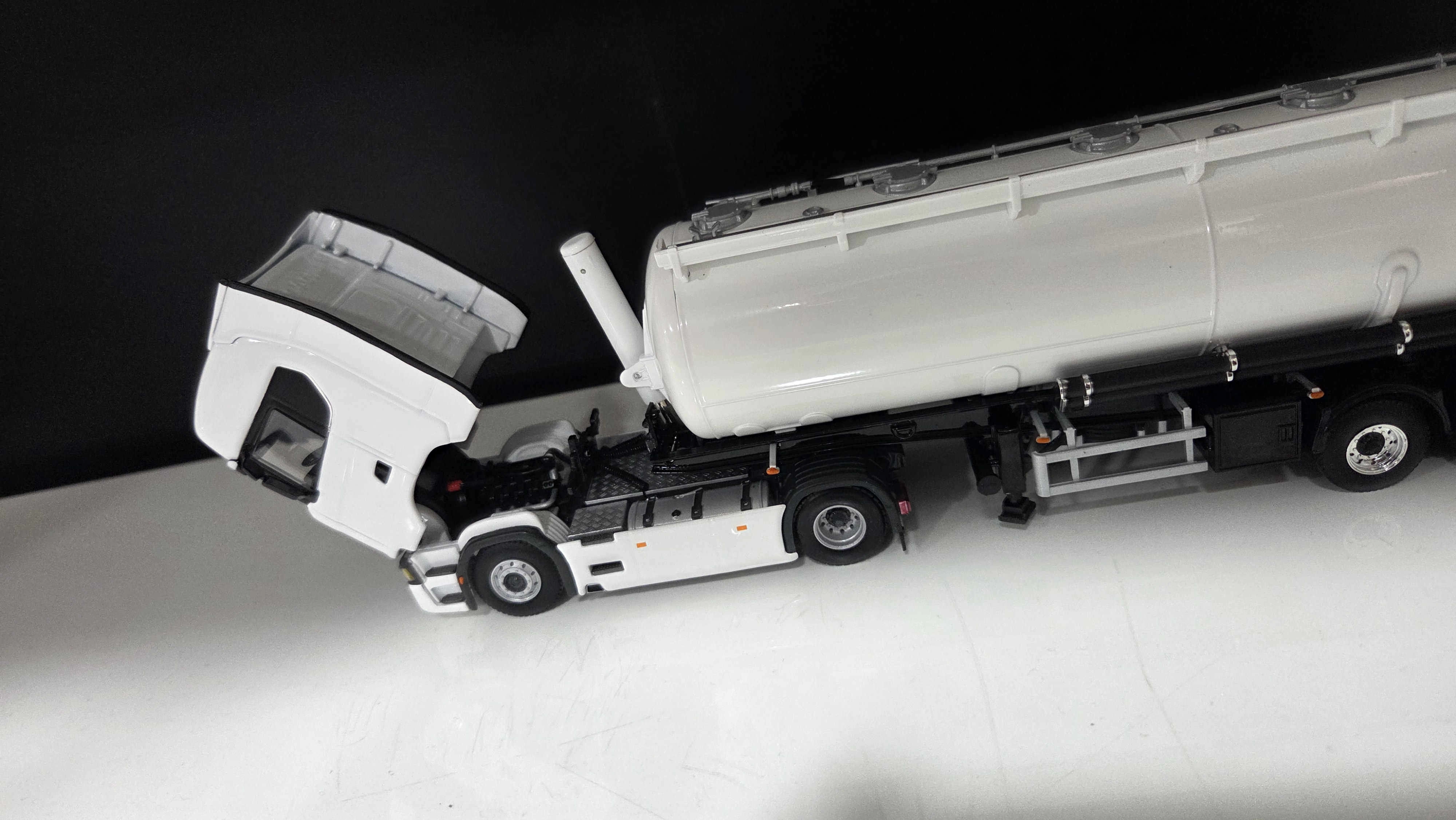 1/50 Scania NG Highline 4X2 + Tanker Dorseli Tır Çekici
