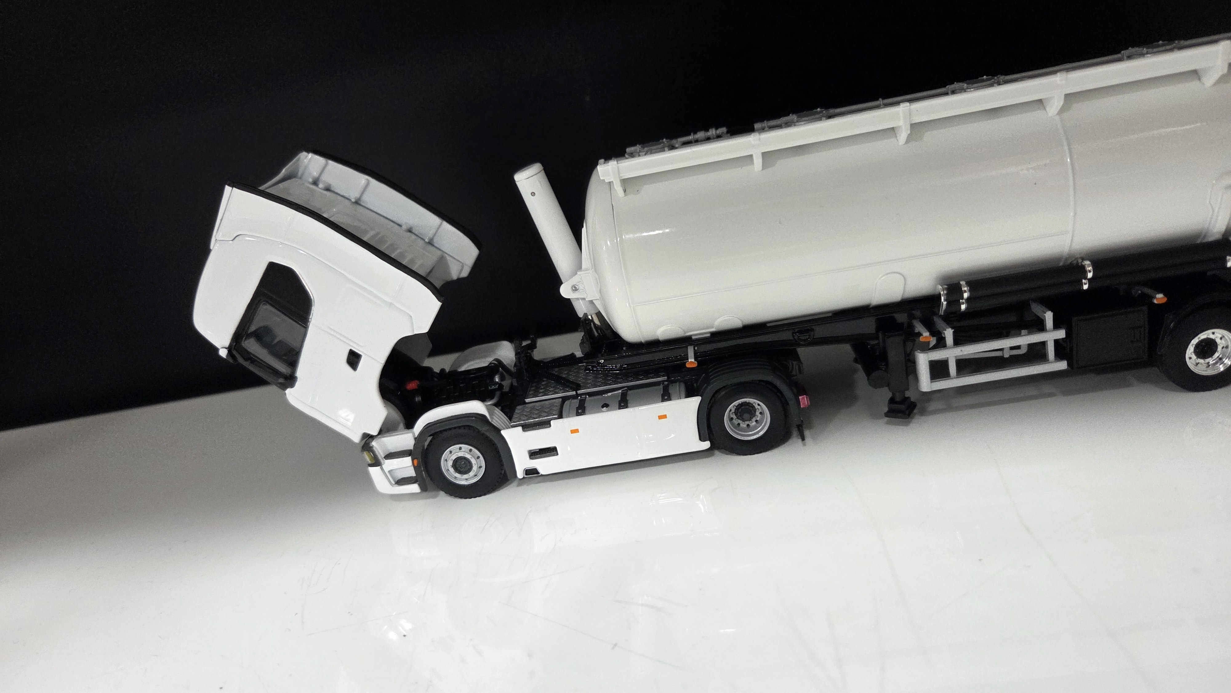 1/50 Scania NG Highline 4X2 + Tanker Dorseli Tır Çekici