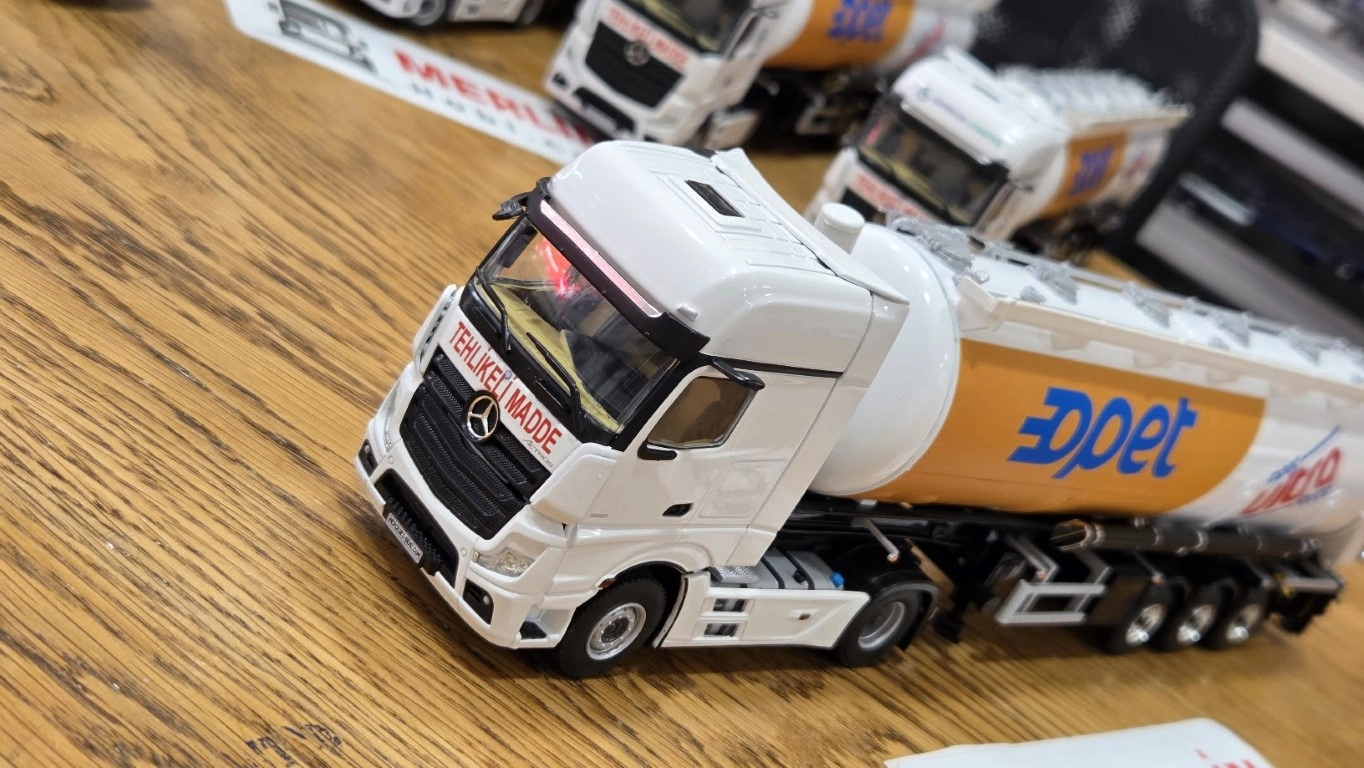 1/50 - Mercedes ACTROS 1851 MP5 4x2 + Tractor 