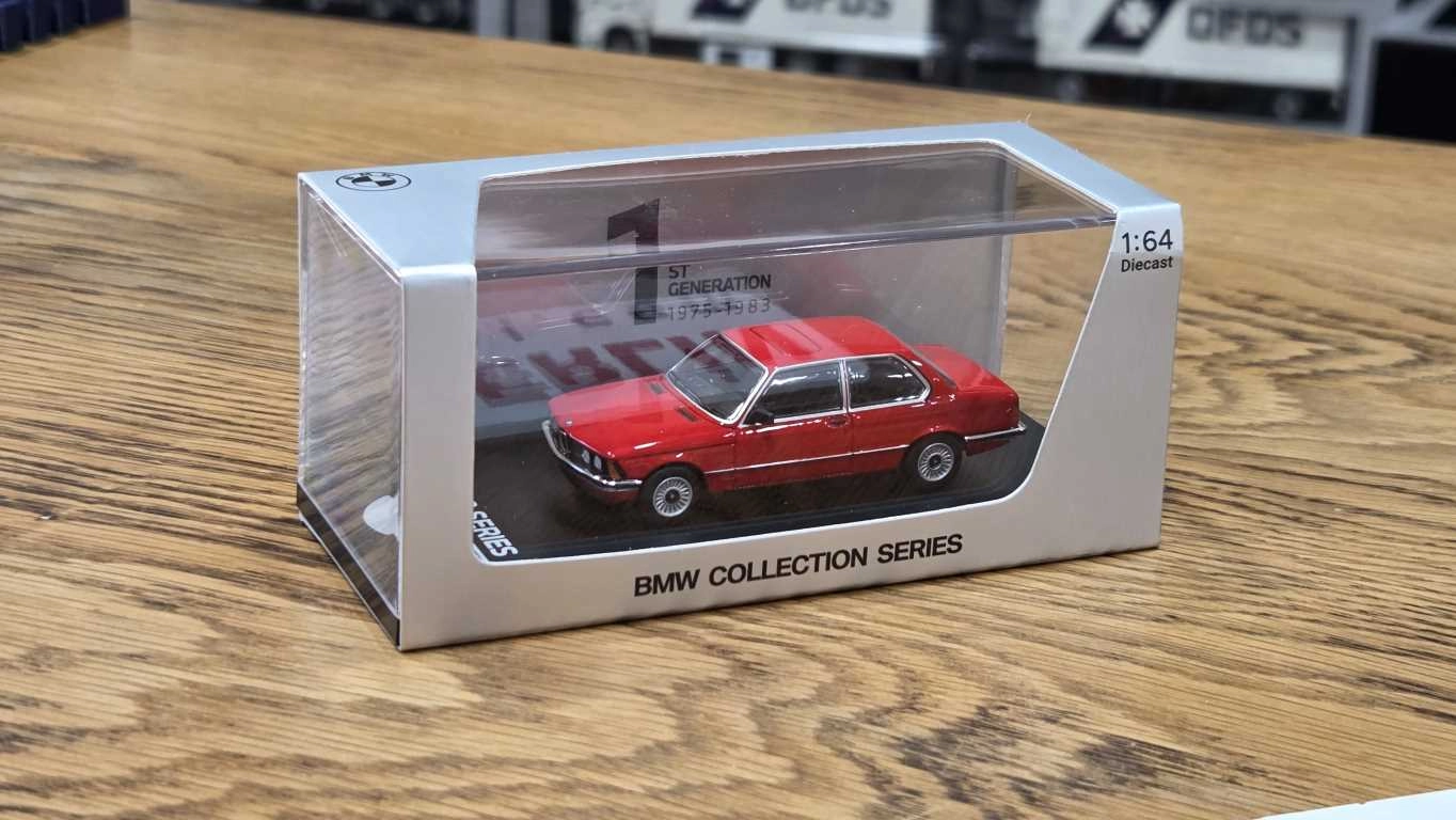 1/64 BMW E21 KIRMIZI - Collector Edition ’’ 50 Years BMW 3 Series ’’ 