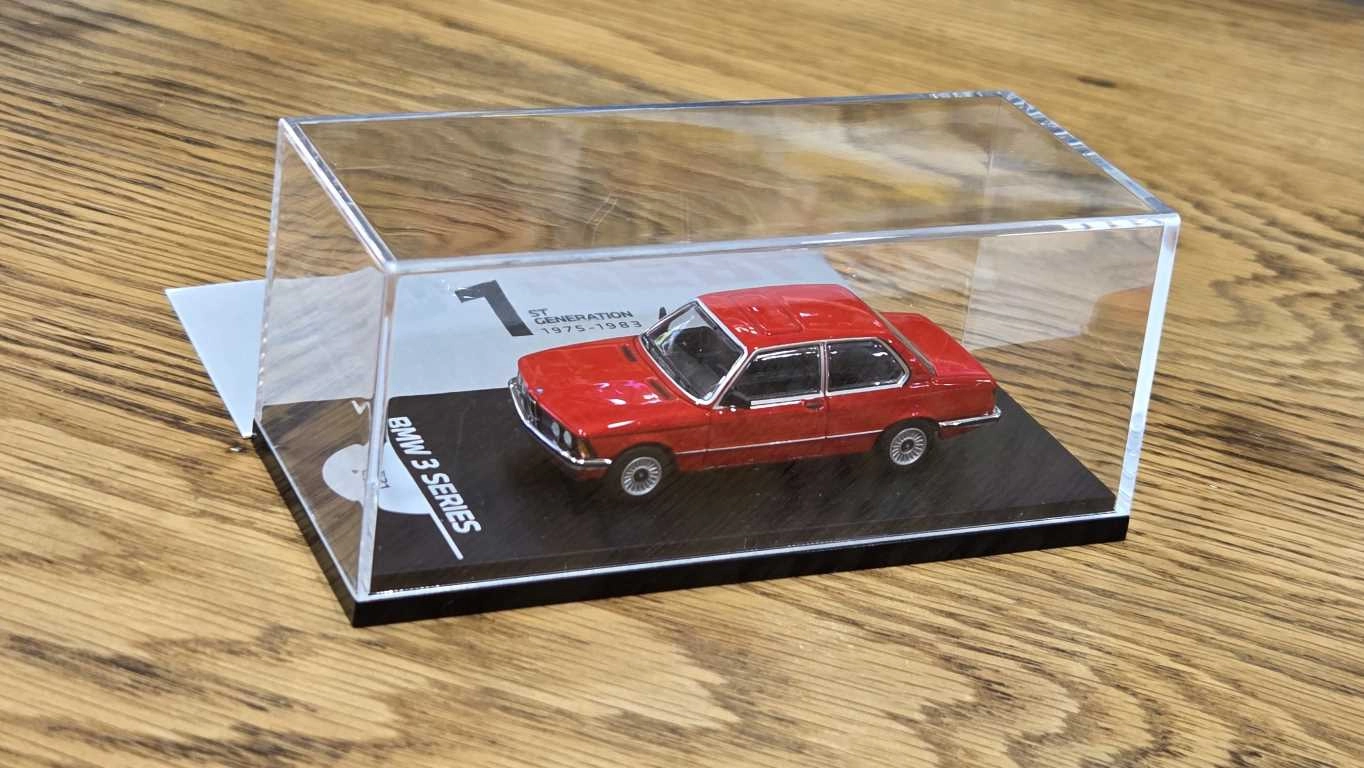 1/64 BMW E21 KIRMIZI - Collector Edition ’’ 50 Years BMW 3 Series ’’ 