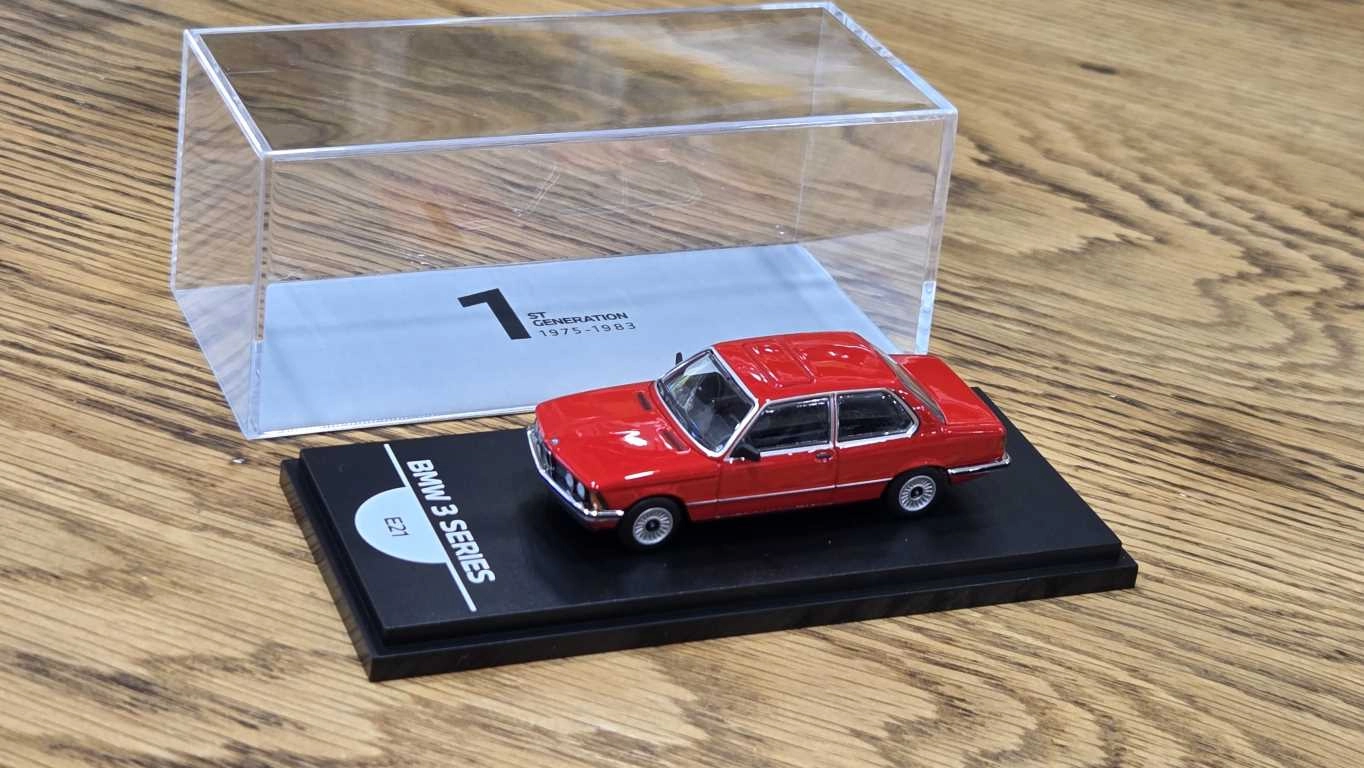 1/64 BMW E21 KIRMIZI - Collector Edition ’’ 50 Years BMW 3 Series ’’ 