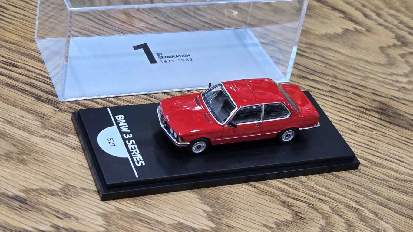 1/64 BMW E21 KIRMIZI - Collector Edition ’’ 50 Years BMW 3 Series ’’ 
