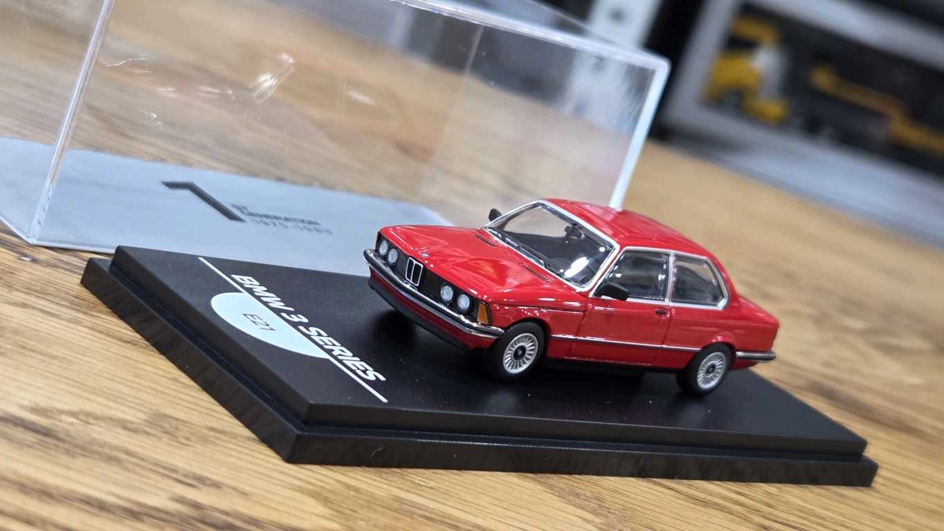 1/64 BMW E21 KIRMIZI - Collector Edition ’’ 50 Years BMW 3 Series ’’ 