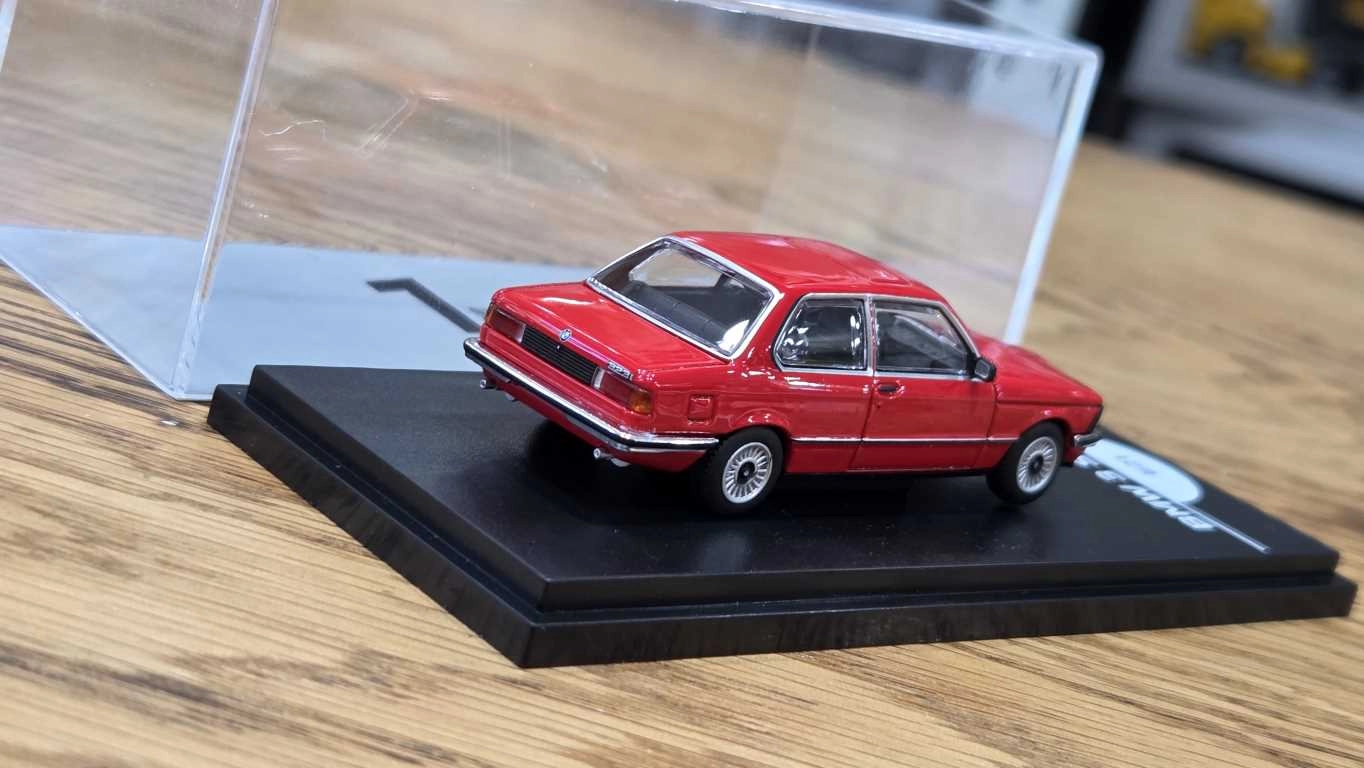 1/64 BMW E21 KIRMIZI - Collector Edition ’’ 50 Years BMW 3 Series ’’ 