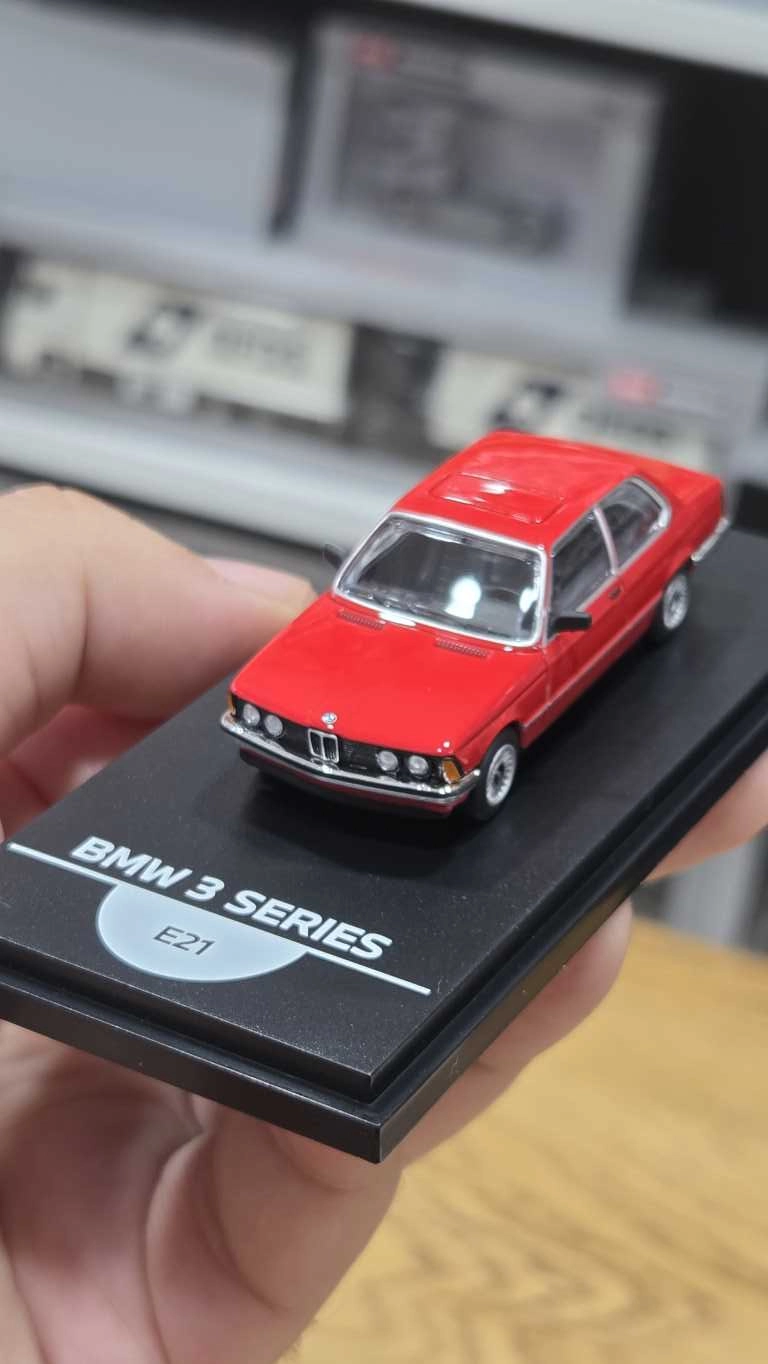 1/64 BMW E21 KIRMIZI - Collector Edition ’’ 50 Years BMW 3 Series ’’ 