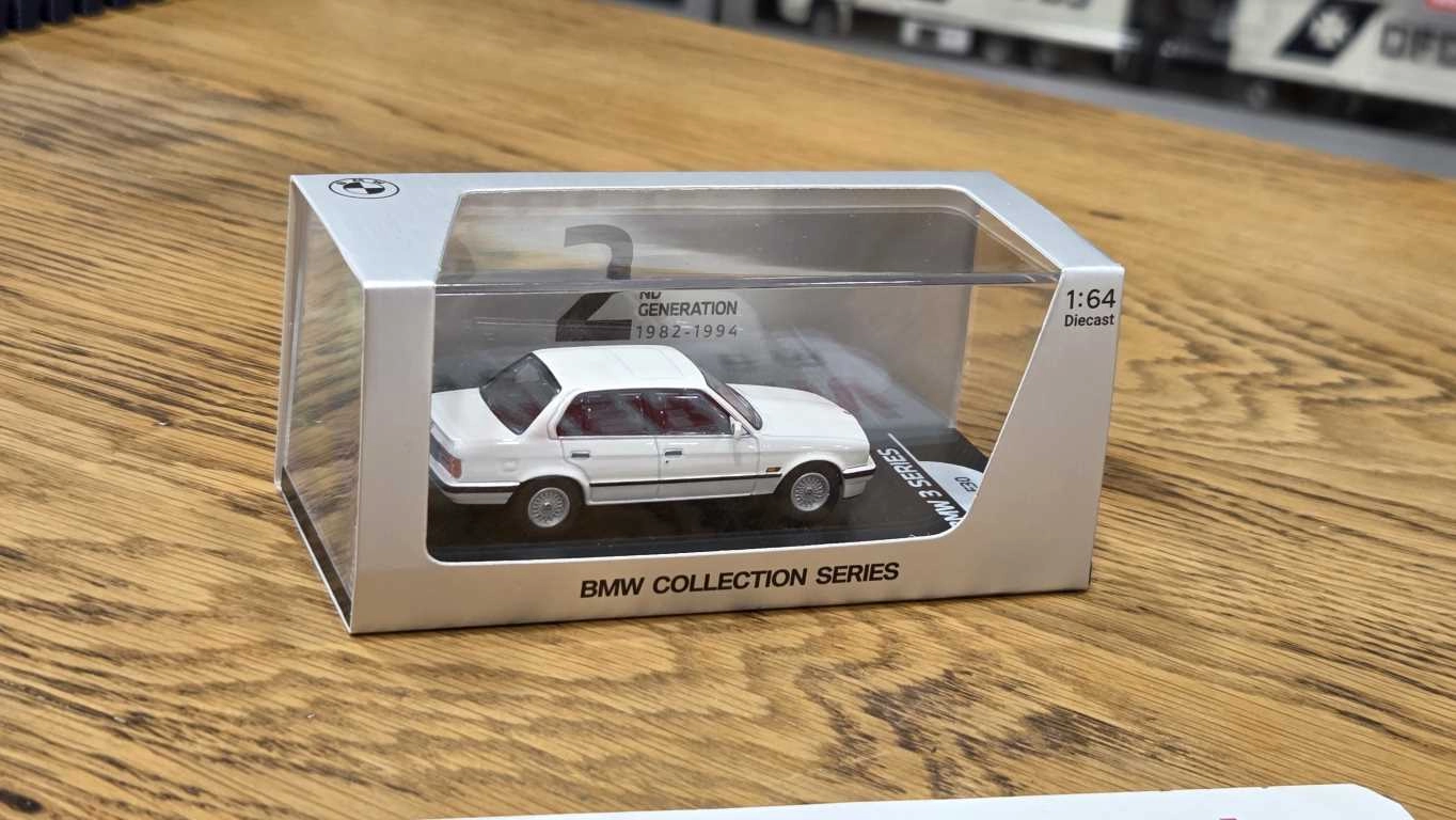 1/64 BMW E30 BEYAZ  - Collector Edition ’’ 50 Years BMW 3 Series ’’ 