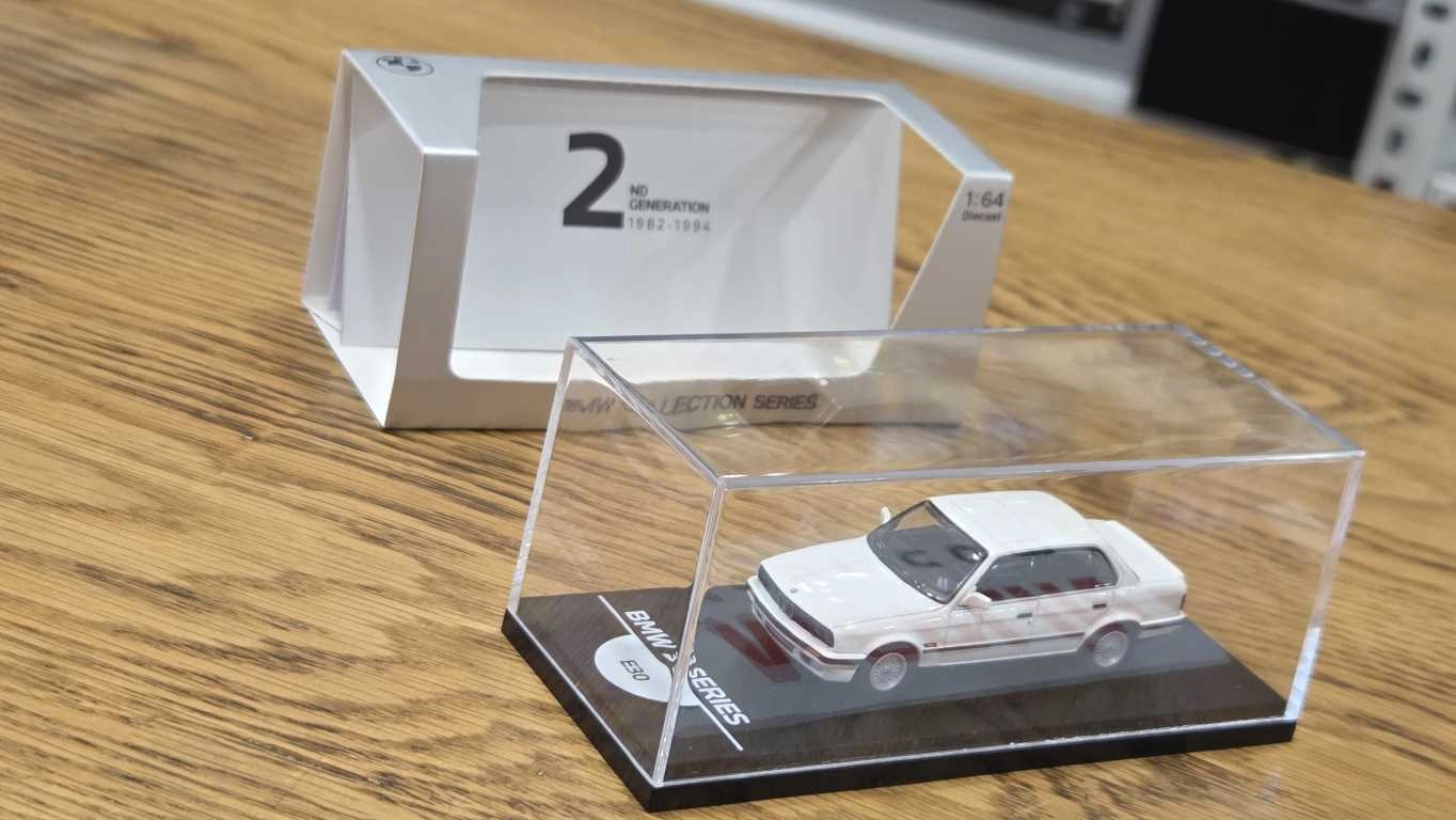 1/64 BMW E30 BEYAZ  - Collector Edition ’’ 50 Years BMW 3 Series ’’ 